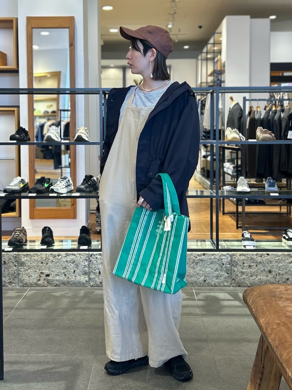 ホワイト系のTシャツ/カットソー、ブラック系のスニーカー、ブルー系のマウンテンパーカーを着用したレディースの春コーディネートの2枚目の写真
