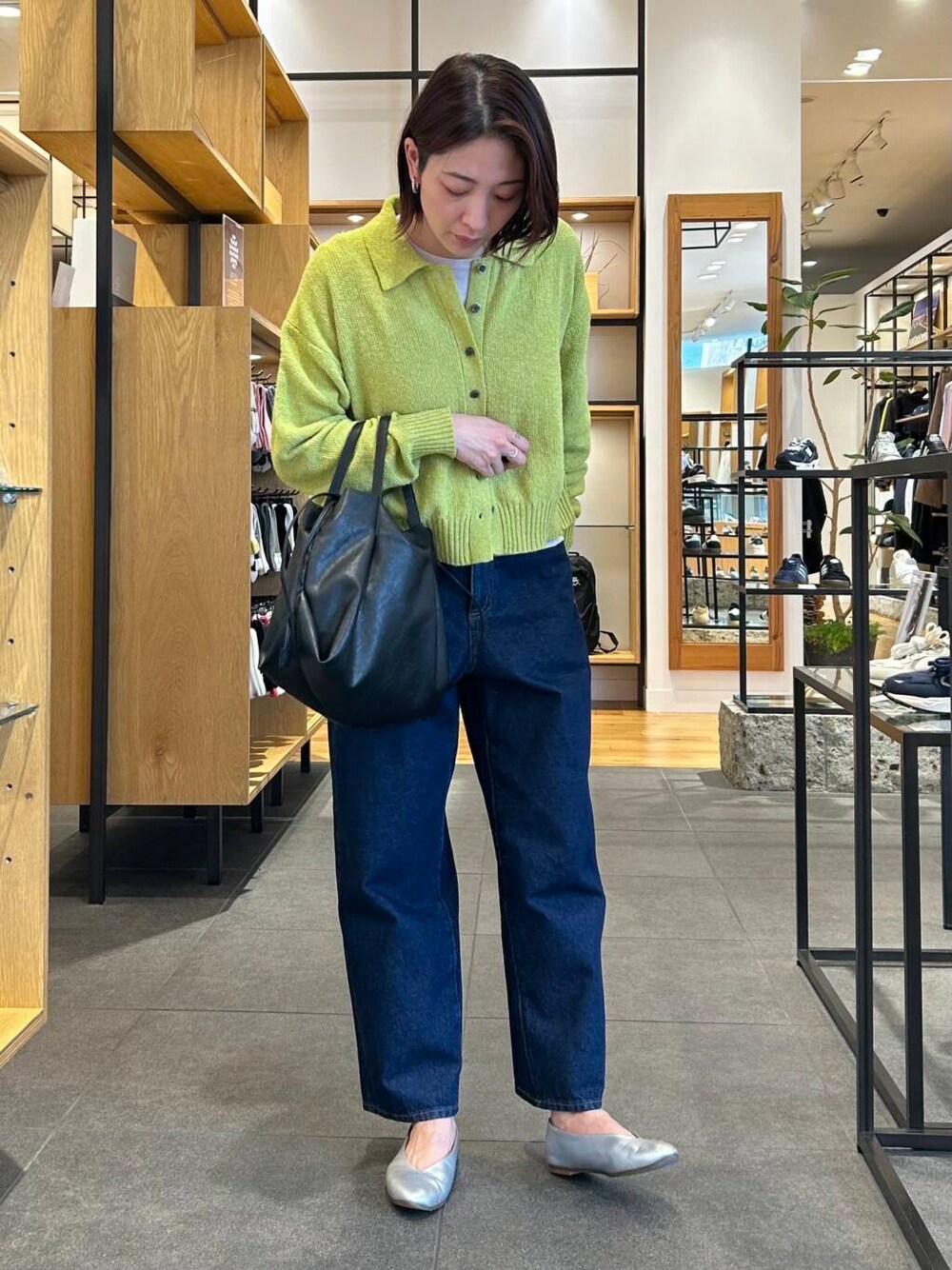 ブルー系のデニムパンツ、グレー系のTシャツ/カットソー、シルバー系のパンプスを着用したレディースの春コーディネートの3枚目の写真