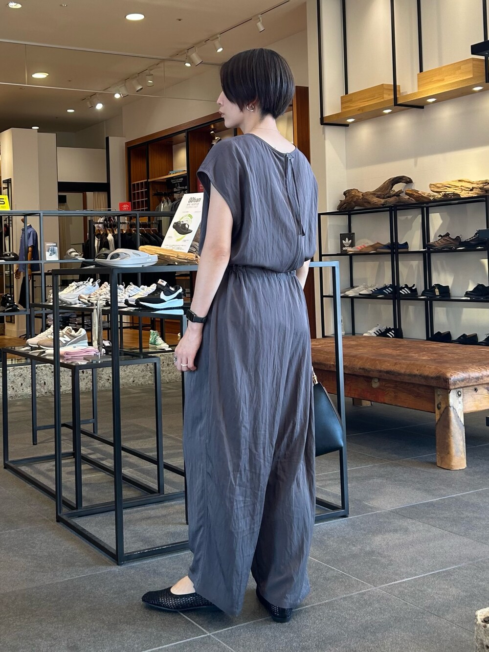 グレー系のサロペット/オーバーオール、ブラック系のハンドバッグ、ブラック系のバレエシューズを着用したレディースの夏コーディネートの3枚目の写真