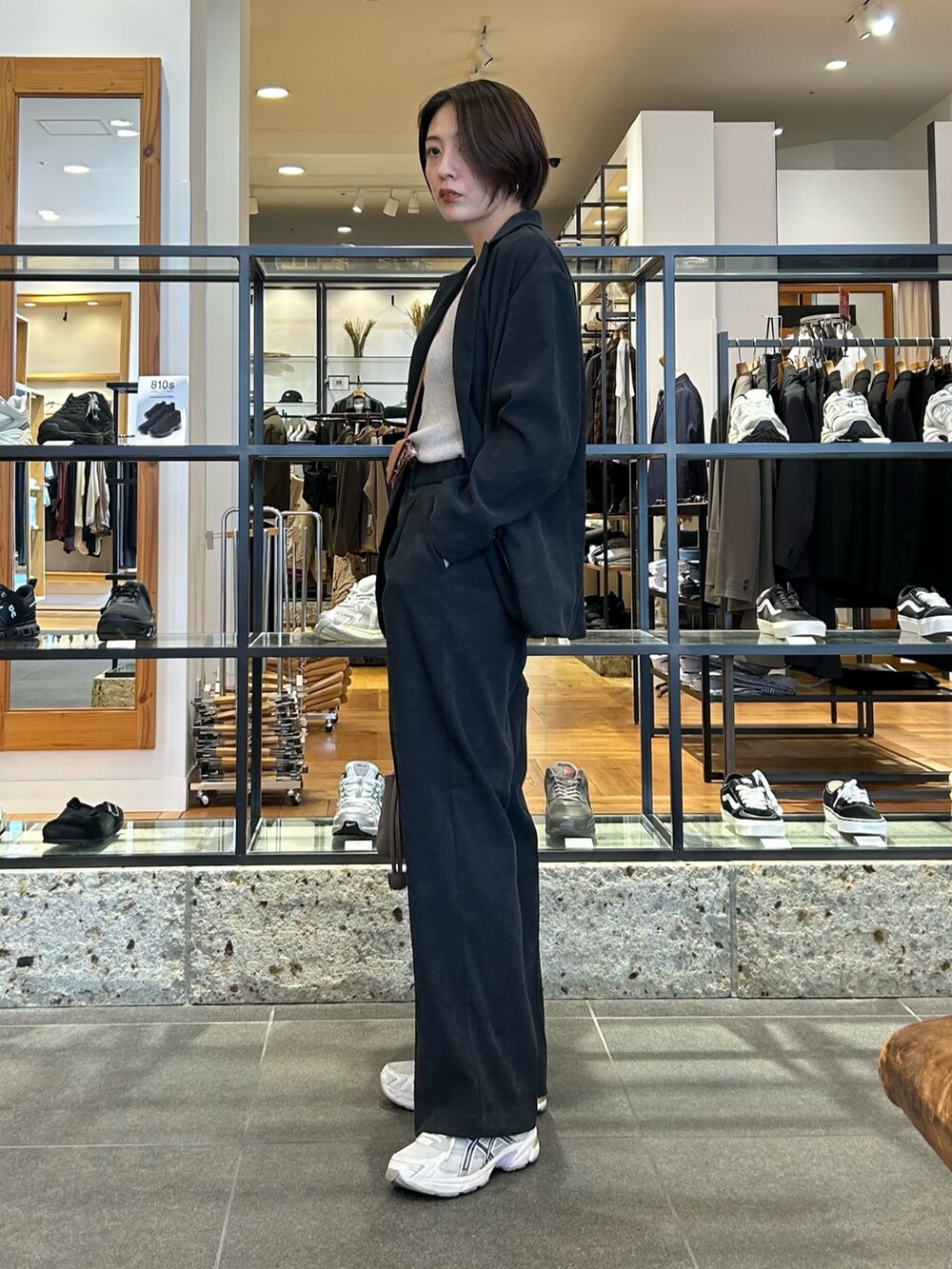 ブラック系のその他パンツ、ブラック系のその他アウター、ベージュ系のニット/セーターを着用したレディースの秋コーディネートの5枚目の写真