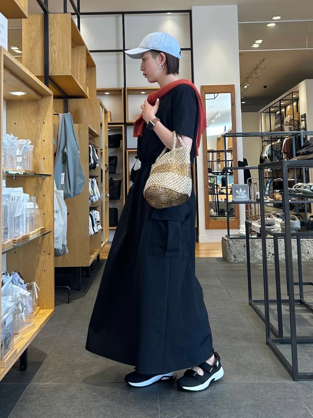 「ワンピース、スポーツミックス、ママコーデ、FORK&SPOON、スニーカーコーデ、doors、ニューバランス、30代、サンダルコーデ、骨格ストレート、初夏のお出掛けコーデ、外遊びコーデ」｜「FORK&SPOONのFORK&SPOON　ペーパーニットカーディガン（カーディガン/ボレロ、オレンジ系）」を使った、MAKOTOさん（レディース・161cm）の春コーディネートの3枚目の写真