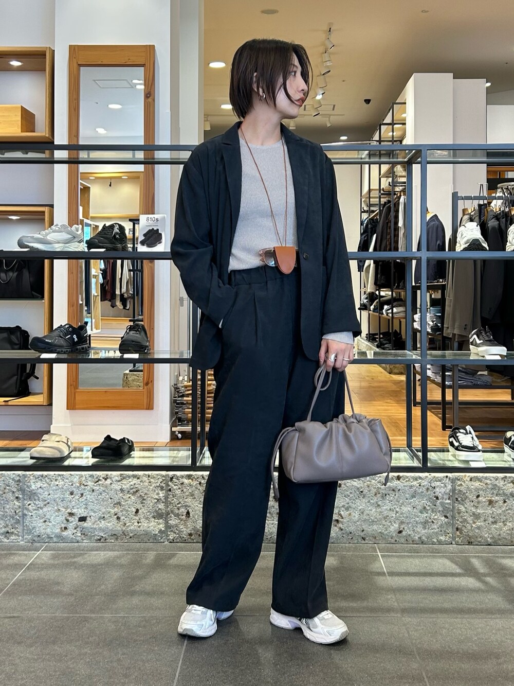 ブラック系のその他パンツ、ブラック系のその他アウター、ベージュ系のニット/セーターを着用したレディースの秋コーディネートの3枚目の写真