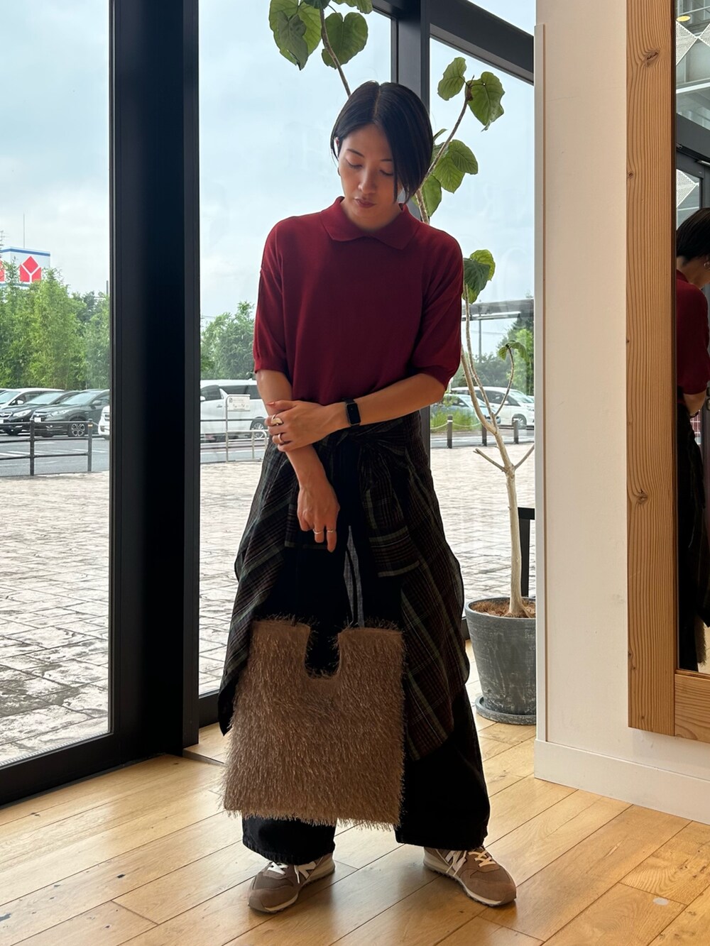 レッド系のニット/セーター、ブラウン系のシャツ/ブラウスを着用したレディースの夏コーディネートの4枚目の写真