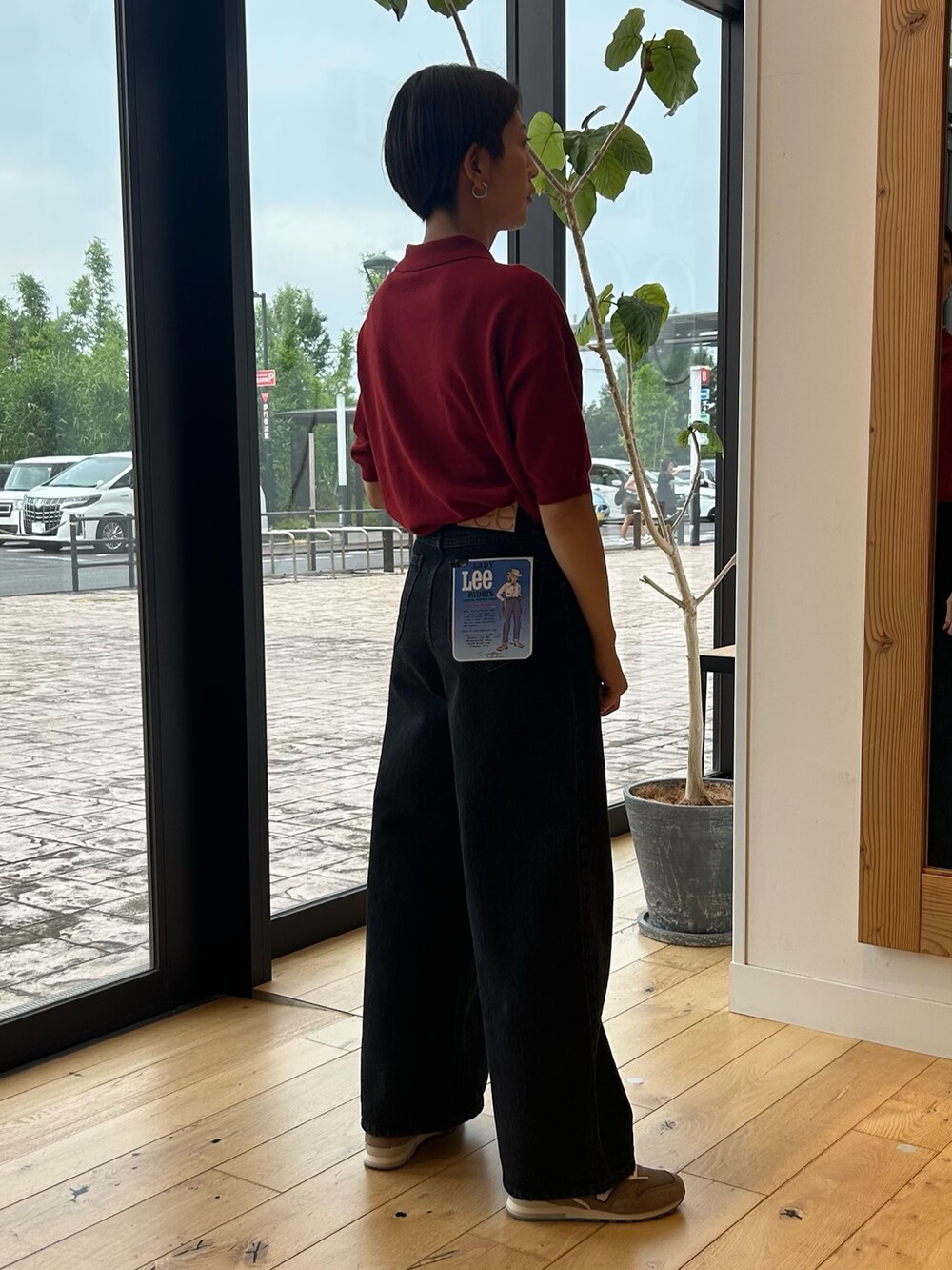 レッド系のニット/セーター、ブラウン系のシャツ/ブラウスを着用したレディースの夏コーディネートの5枚目の写真