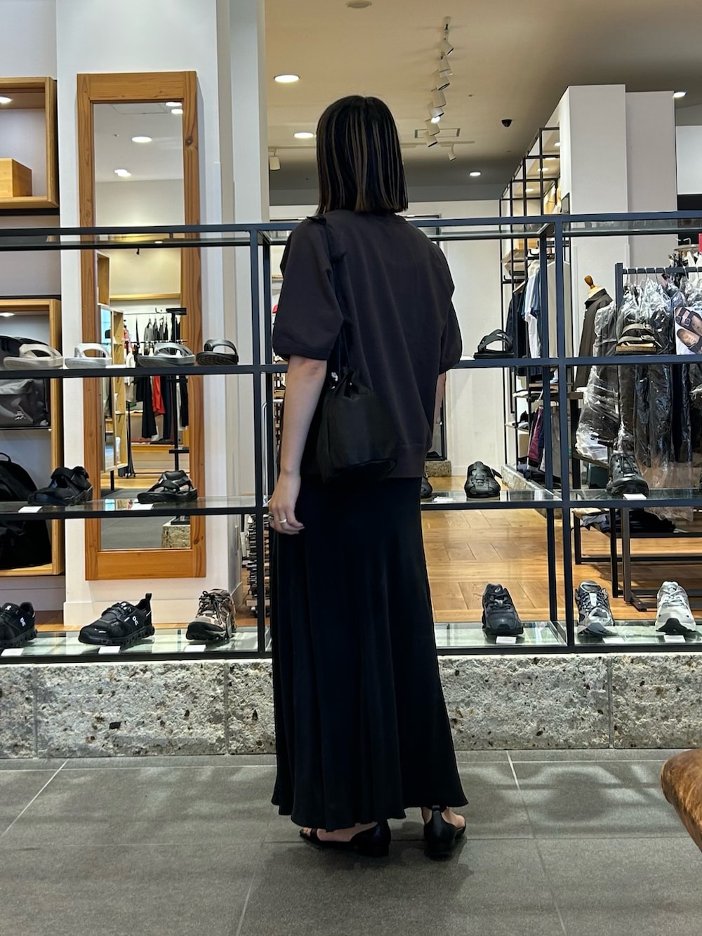 グレー系のシャツ/ブラウス、ブラック系のサンダル、ブラック系のスカートを着用したレディースの夏コーディネートの3枚目の写真