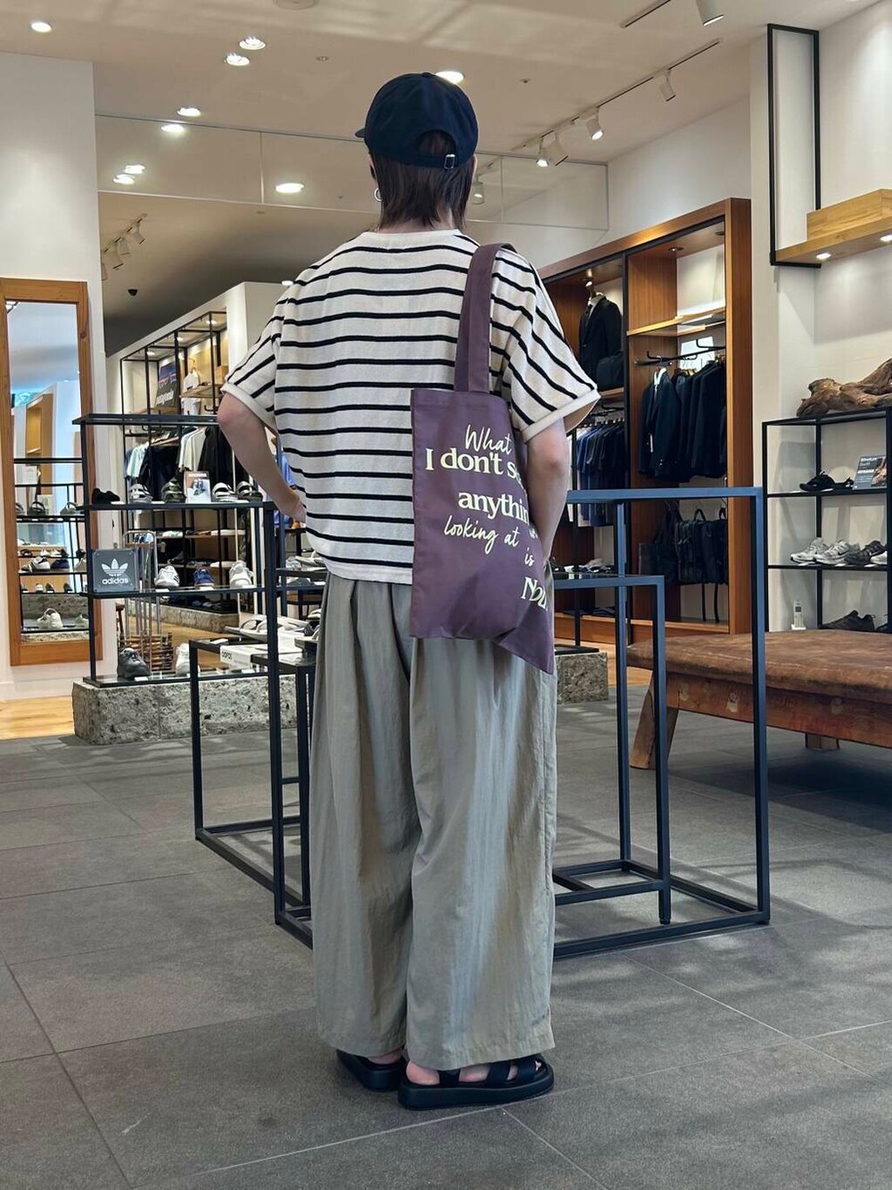 ブラウン系のトートバッグ、ベージュ系のその他パンツ、ブラック系のサンダルを着用したレディースの夏コーディネートの4枚目の写真