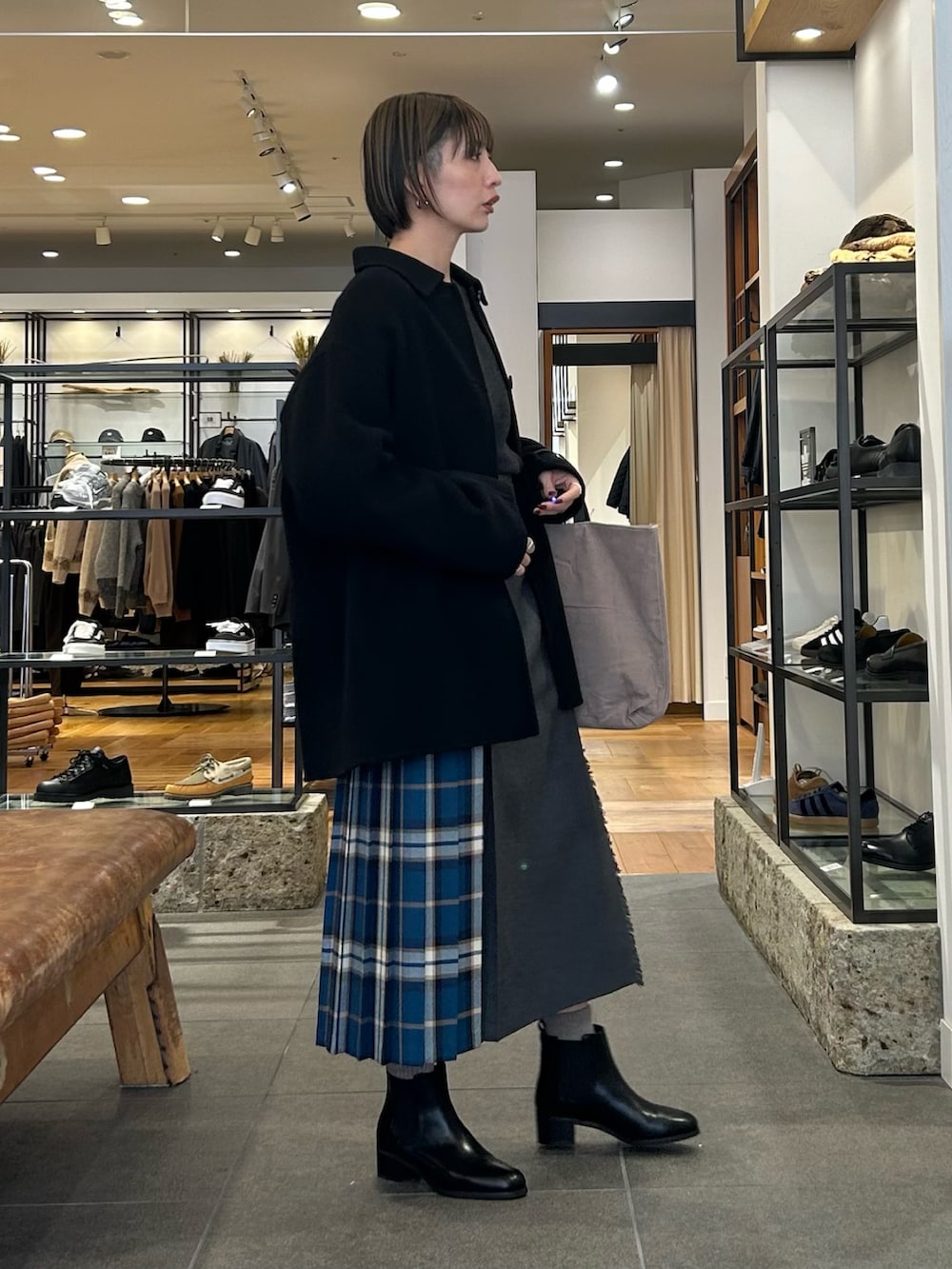 ブラック系のブーツ、グレー系のトートバッグ、グレー系のニット/セーターを着用したレディースの冬コーディネートの2枚目の写真