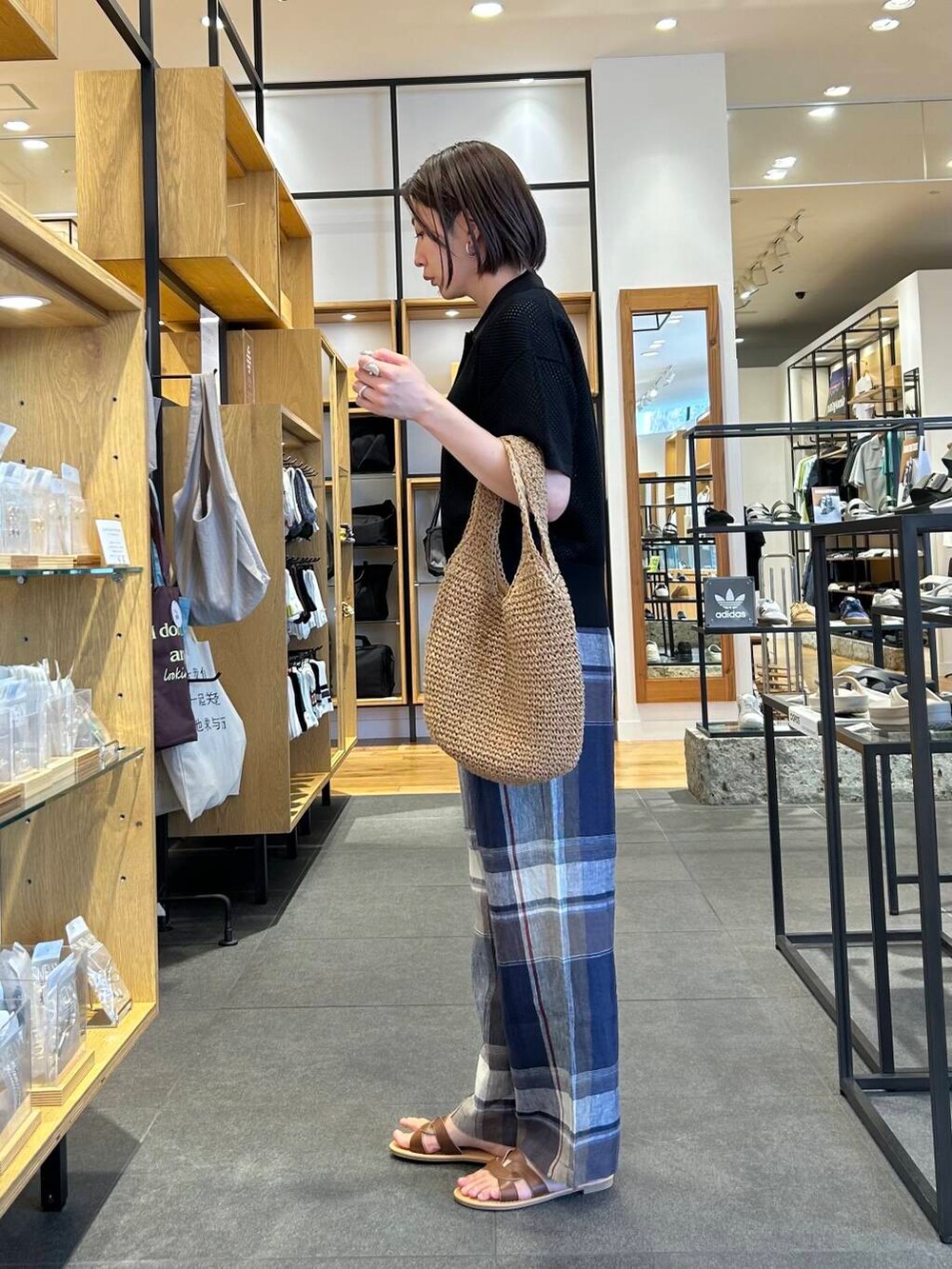 イエロー系のトートバッグ、ブルー系のその他パンツ、ブラウン系のサンダルを着用したレディースの春コーディネートの3枚目の写真