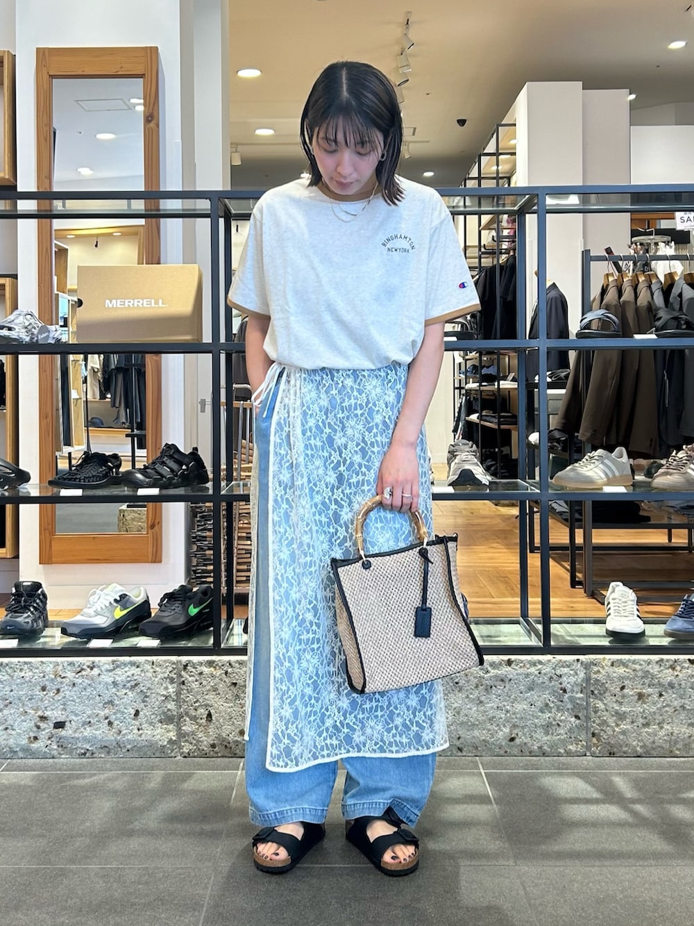 ベージュ系のTシャツ/カットソー、ホワイト系のスカート、ブルー系のデニムパンツを着用したレディースの夏コーディネートの2枚目の写真