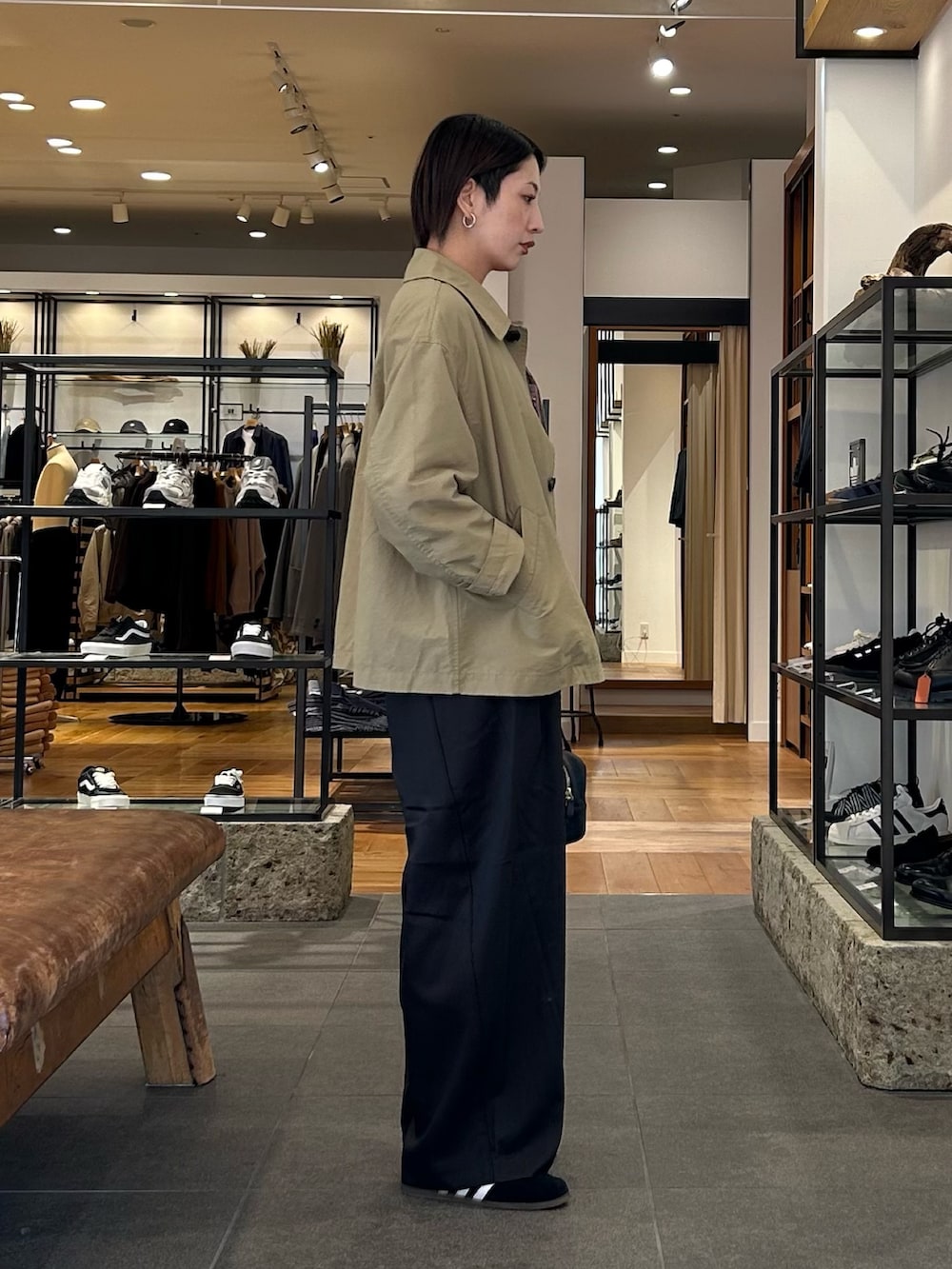 ブラック系のスニーカー、ブラック系のボストンバッグ、レッド系のカーディガン/ボレロを着用したレディースの秋コーディネートの3枚目の写真