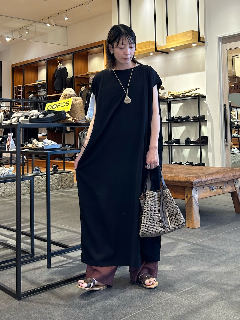 グレー系のかごバッグ、ブラウン系のその他パンツ、ブラウン系のサンダルを着用したレディースの夏コーディネートの2枚目の写真