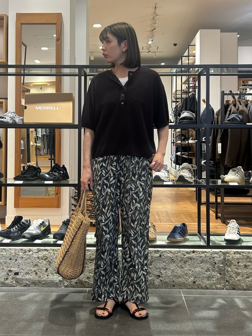ブラック系のサンダル、グリーン系のその他パンツ、ベージュ系のトートバッグを着用したレディースの春コーディネートの4枚目の写真