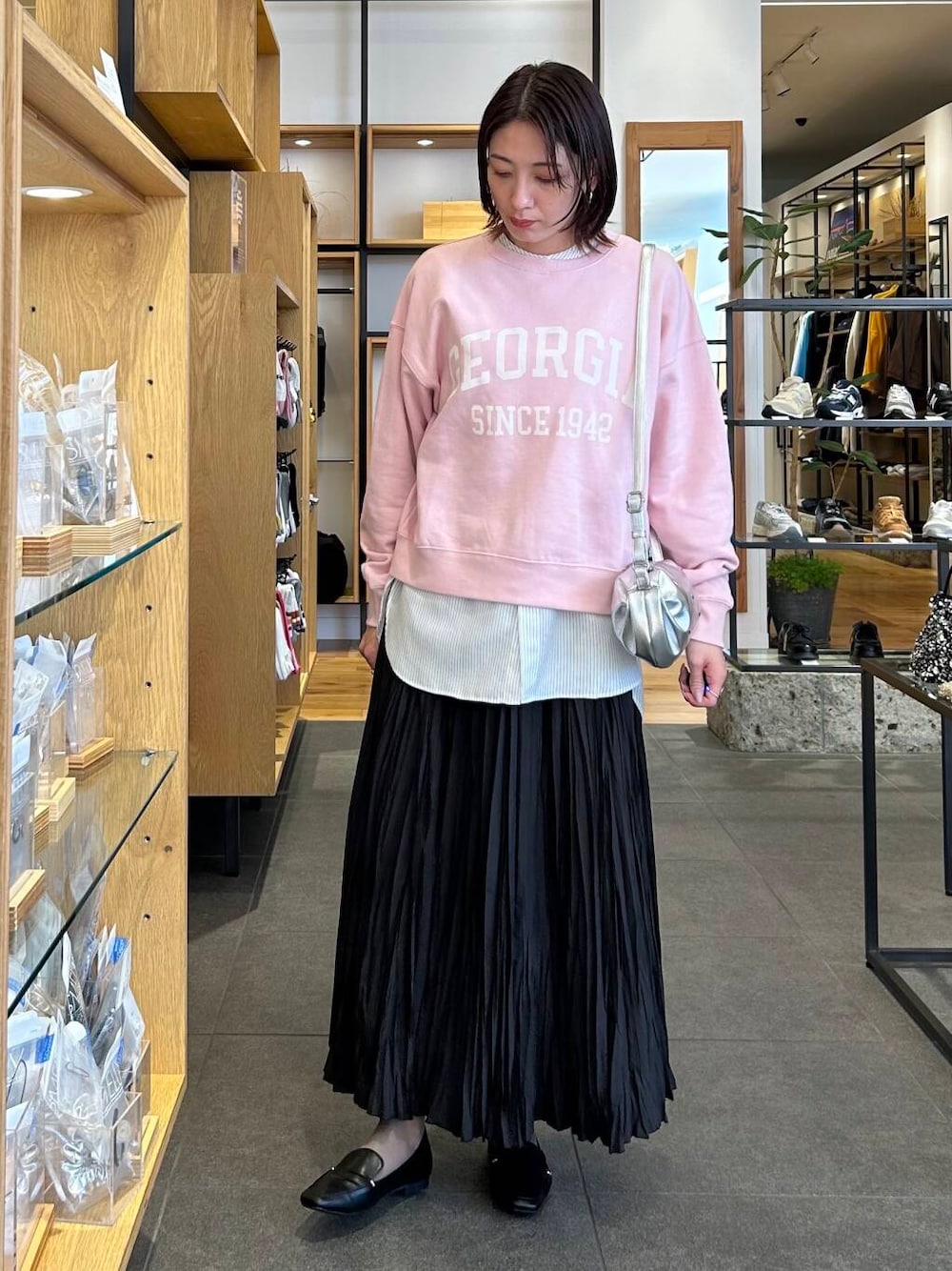 ブラック系のローファー、その他のシャツ/ブラウス、シルバー系のショルダーバッグを着用したレディースの春コーディネートの2枚目の写真