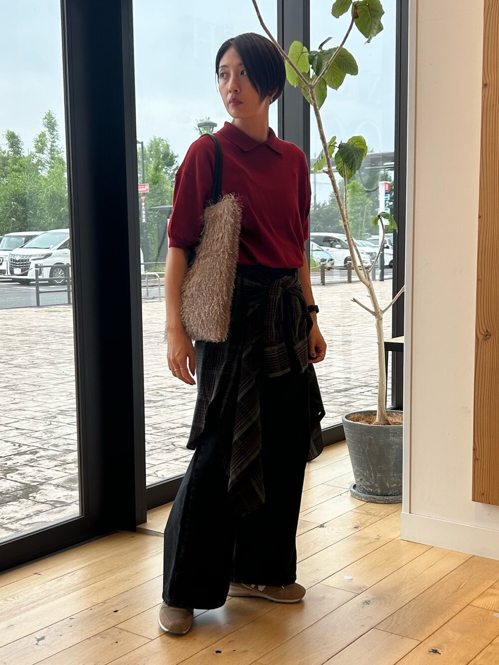 レッド系のニット/セーター、ブラウン系のシャツ/ブラウスを着用したレディースの夏コーディネートの2枚目の写真