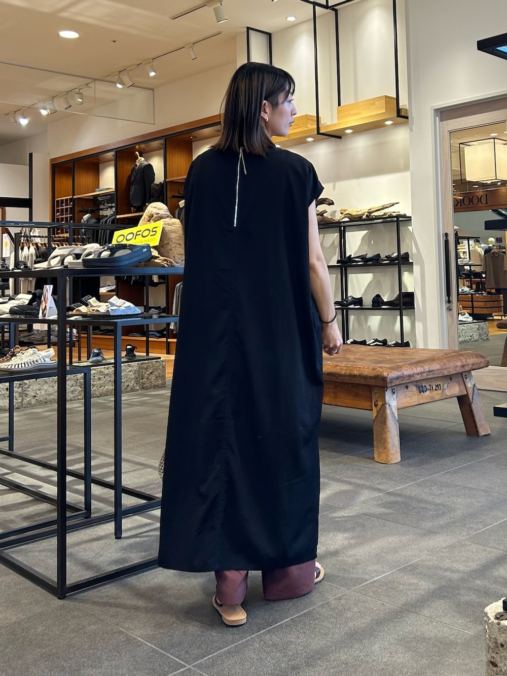 グレー系のかごバッグ、ブラウン系のその他パンツ、ブラウン系のサンダルを着用したレディースの夏コーディネートの3枚目の写真