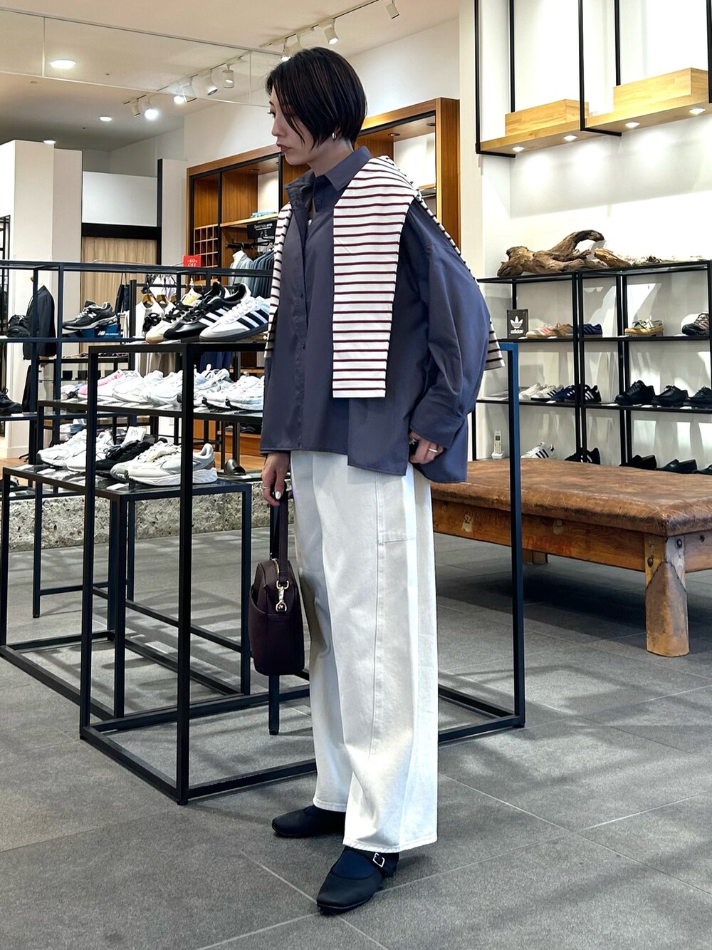 ホワイト系のその他パンツ、レッド系のショルダーバッグ、レッド系のTシャツ/カットソーを着用したレディースの秋コーディネートの3枚目の写真