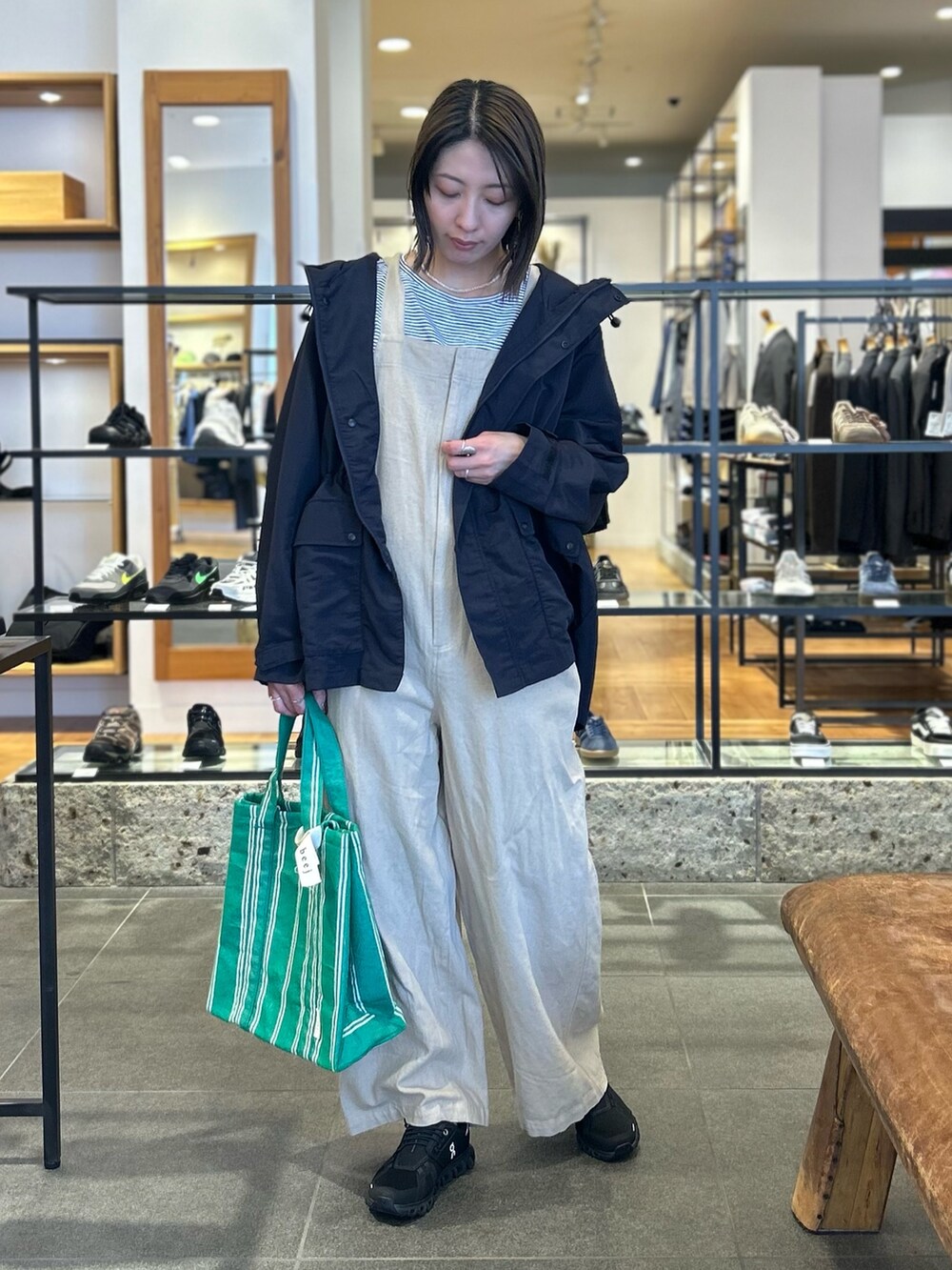 ホワイト系のTシャツ/カットソー、ブラック系のスニーカー、ブルー系のマウンテンパーカーを着用したレディースの春コーディネートの5枚目の写真