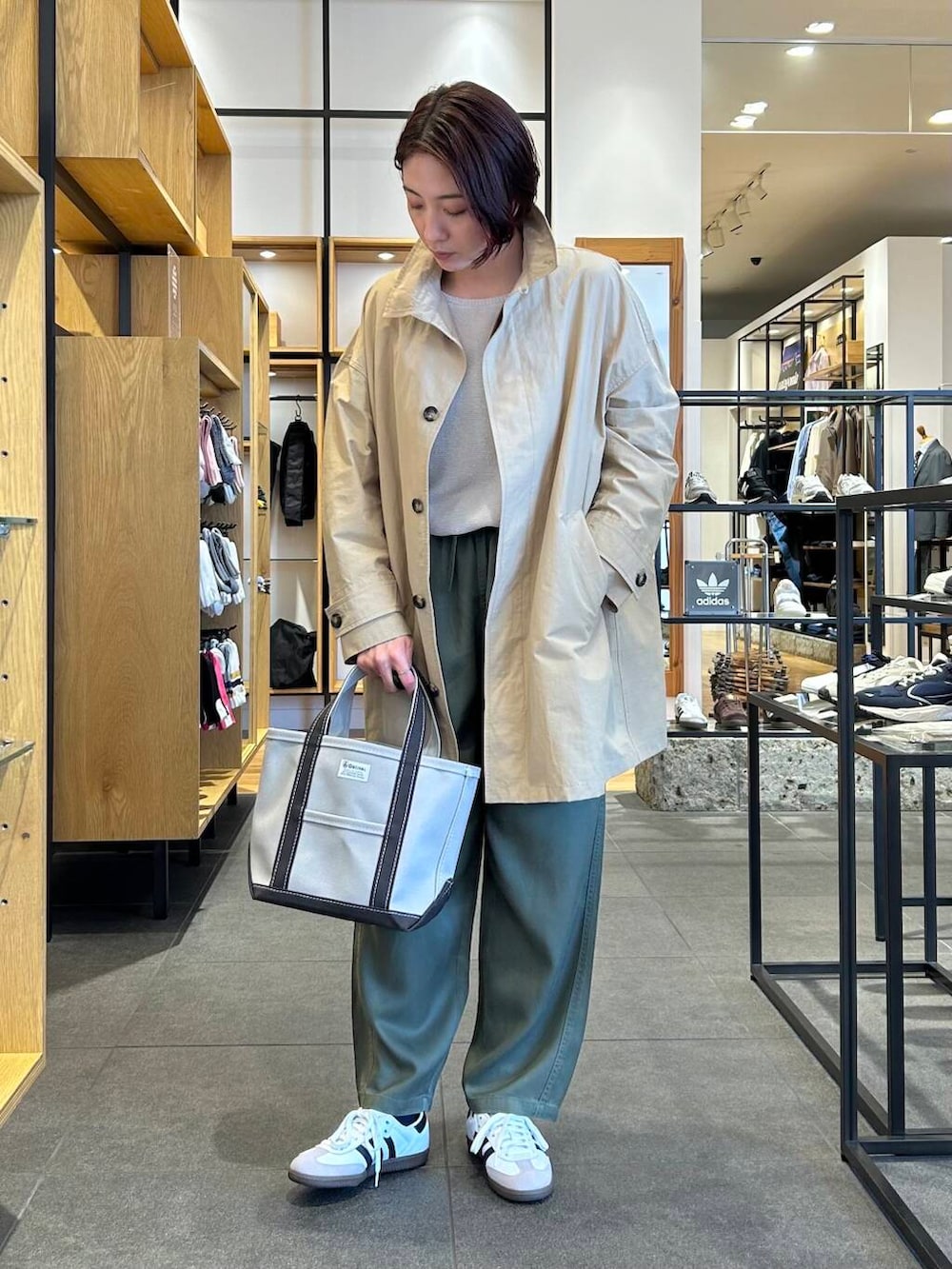 ベージュ系のその他アウター、ホワイト系のスニーカー、グリーン系のその他パンツを着用したレディースの春コーディネートの3枚目の写真