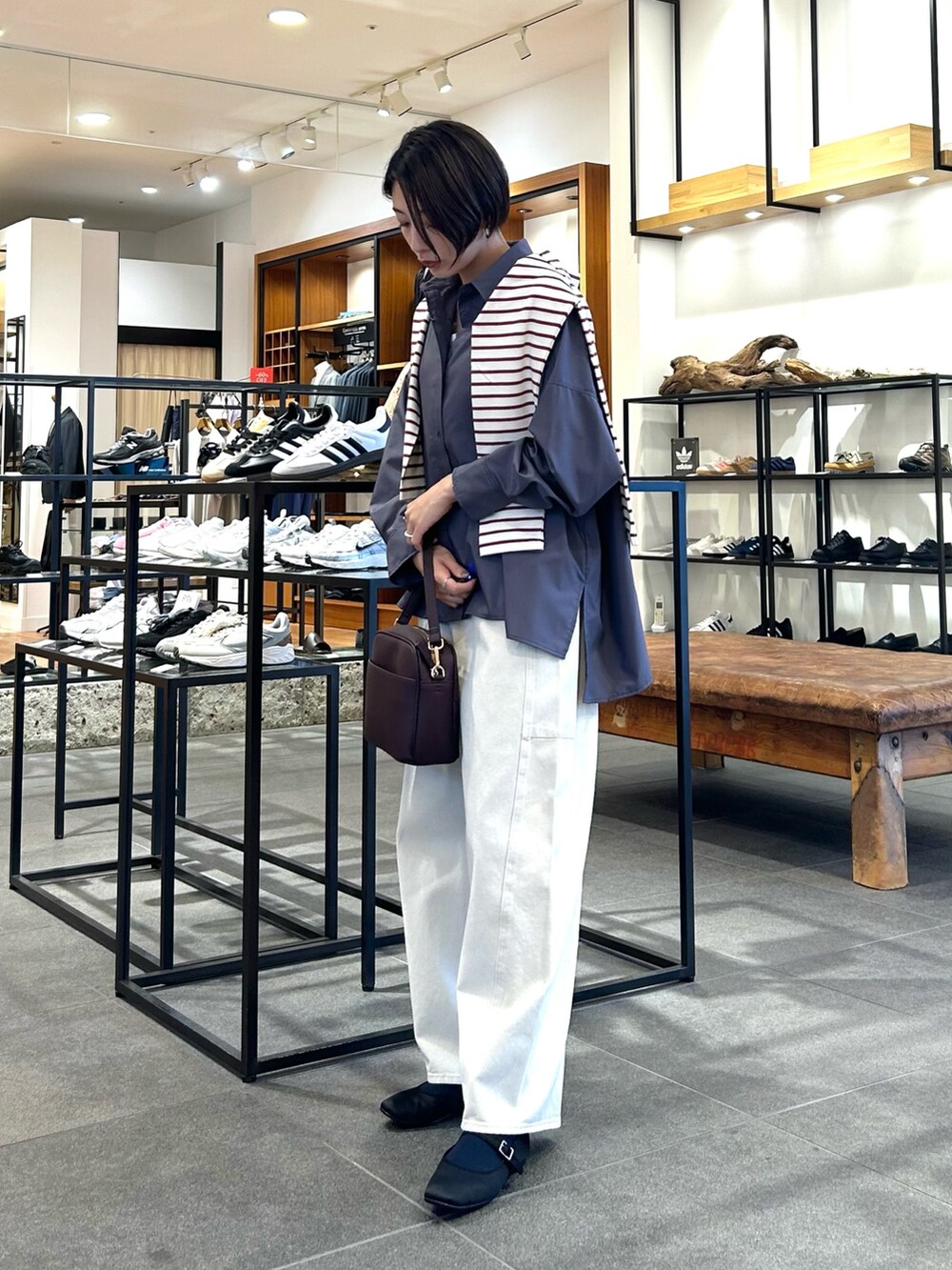 ホワイト系のその他パンツ、レッド系のショルダーバッグ、レッド系のTシャツ/カットソーを着用したレディースの秋コーディネートの2枚目の写真