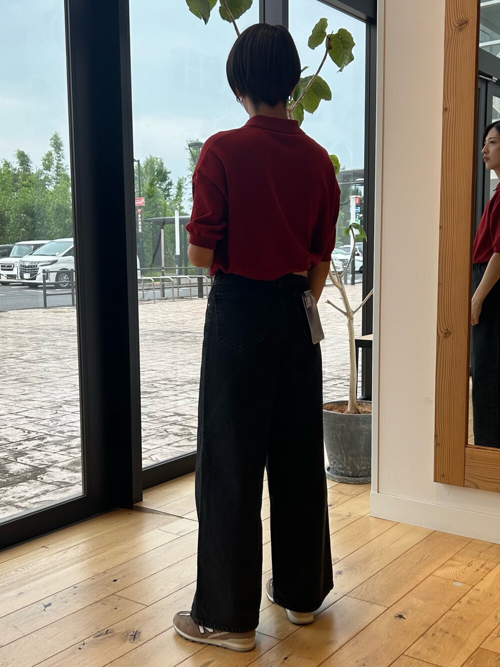 レッド系のニット/セーター、ブラウン系のシャツ/ブラウスを着用したレディースの夏コーディネートの6枚目の写真