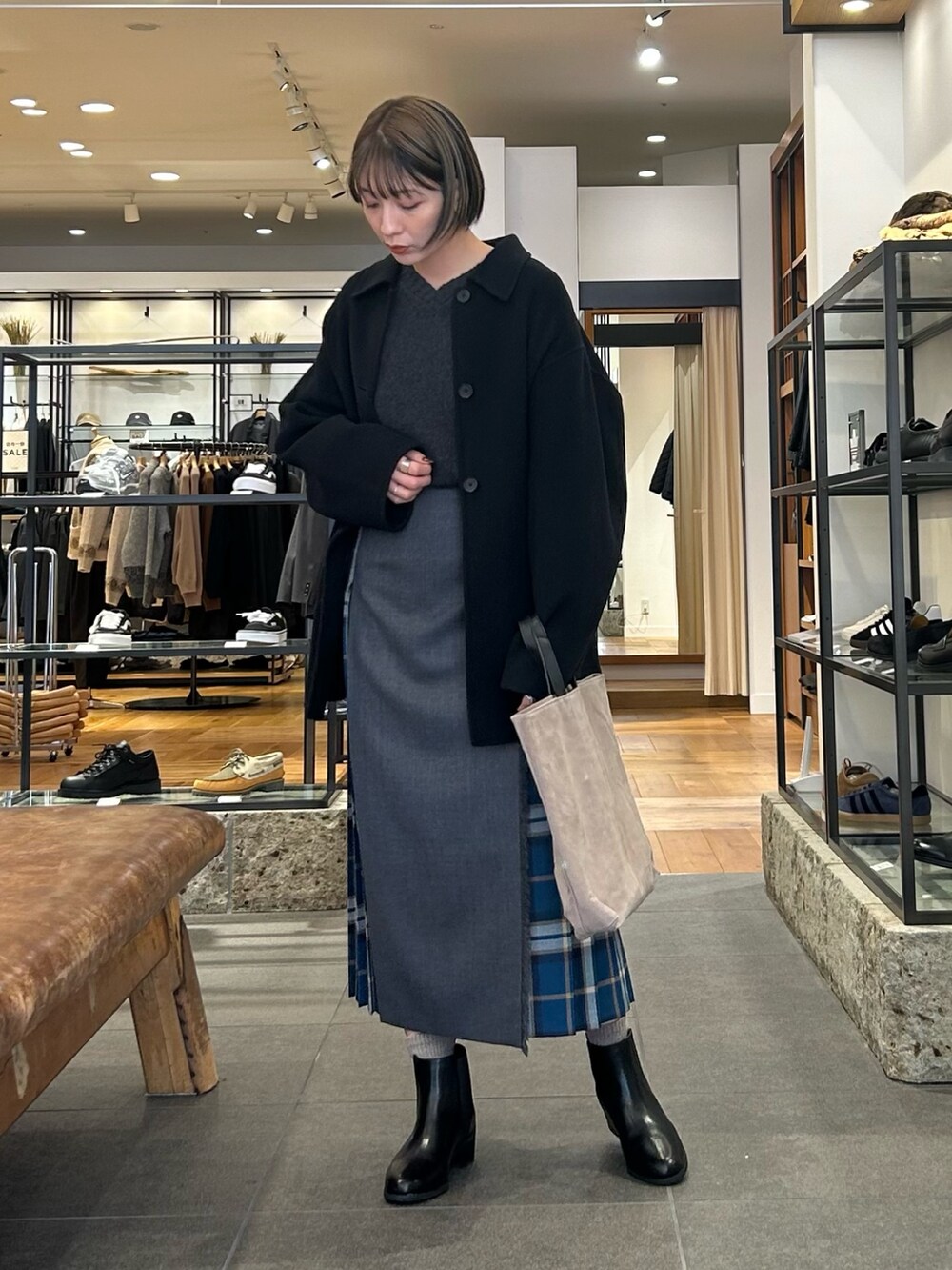 ブラック系のブーツ、グレー系のトートバッグ、グレー系のニット/セーターを着用したレディースの冬コーディネートの3枚目の写真