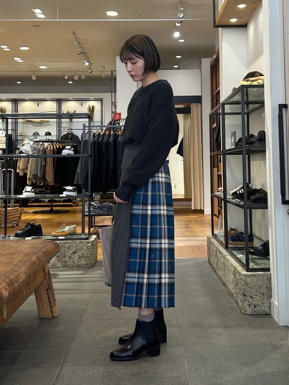 ブラック系のブーツ、グレー系のトートバッグ、グレー系のニット/セーターを着用したレディースの冬コーディネートの5枚目の写真