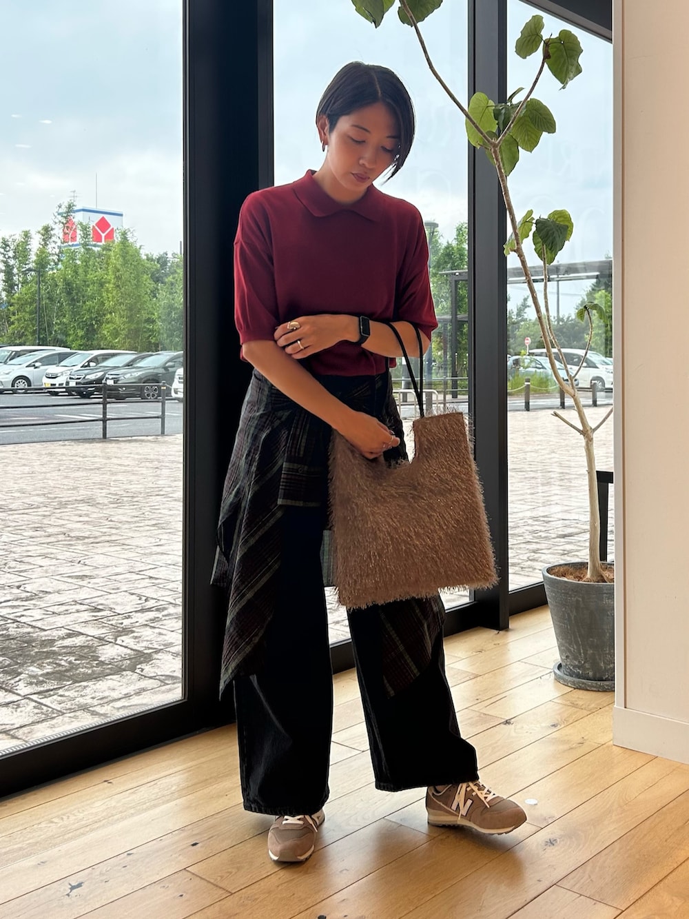 レッド系のニット/セーター、ブラウン系のシャツ/ブラウスを着用したレディースの夏コーディネートの3枚目の写真