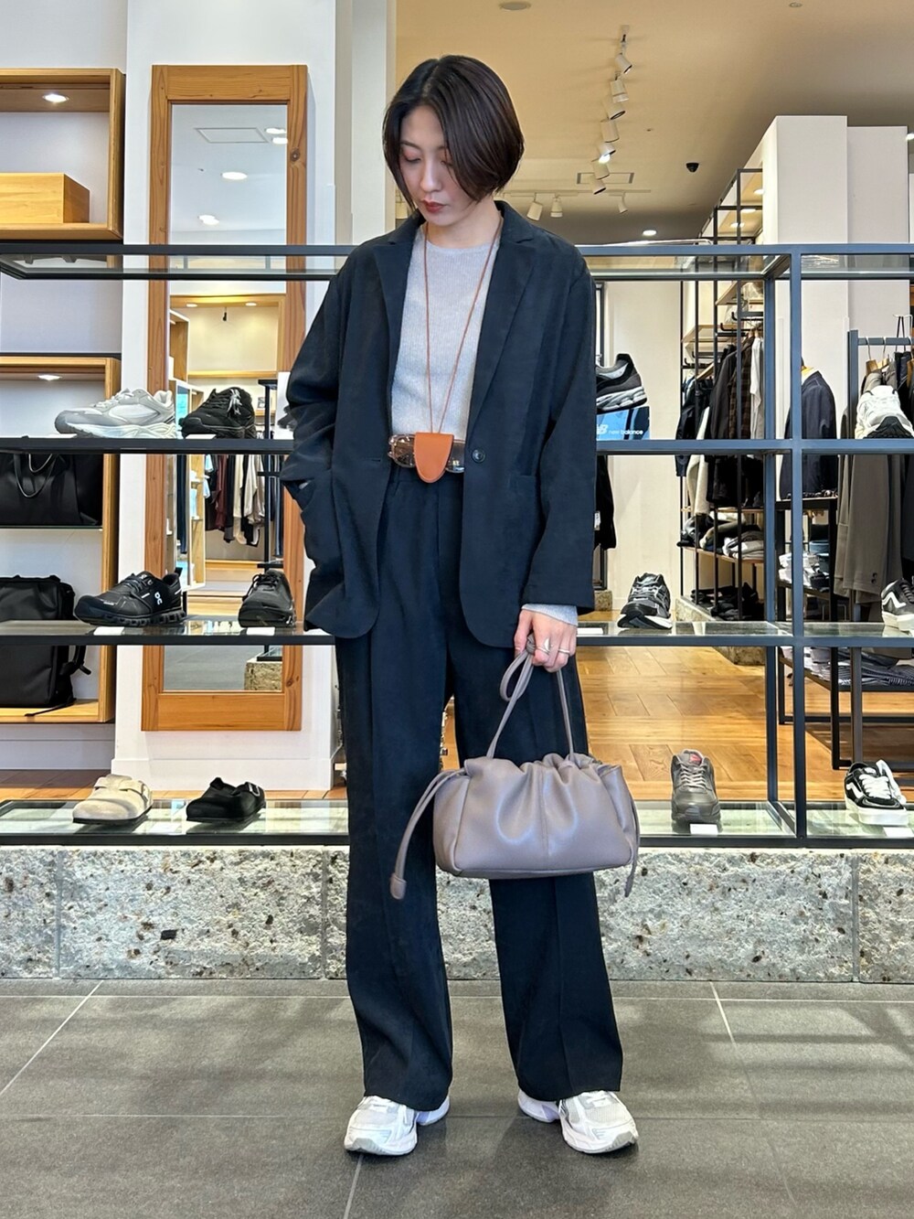 ブラック系のその他パンツ、ブラック系のその他アウター、ベージュ系のニット/セーターを着用したレディースの秋コーディネートの2枚目の写真