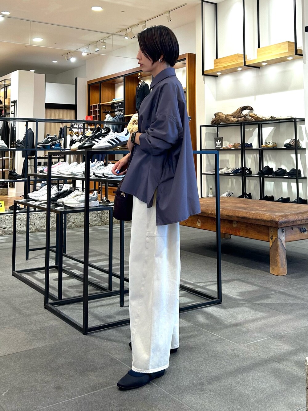 ホワイト系のその他パンツ、レッド系のショルダーバッグ、レッド系のTシャツ/カットソーを着用したレディースの秋コーディネートの6枚目の写真