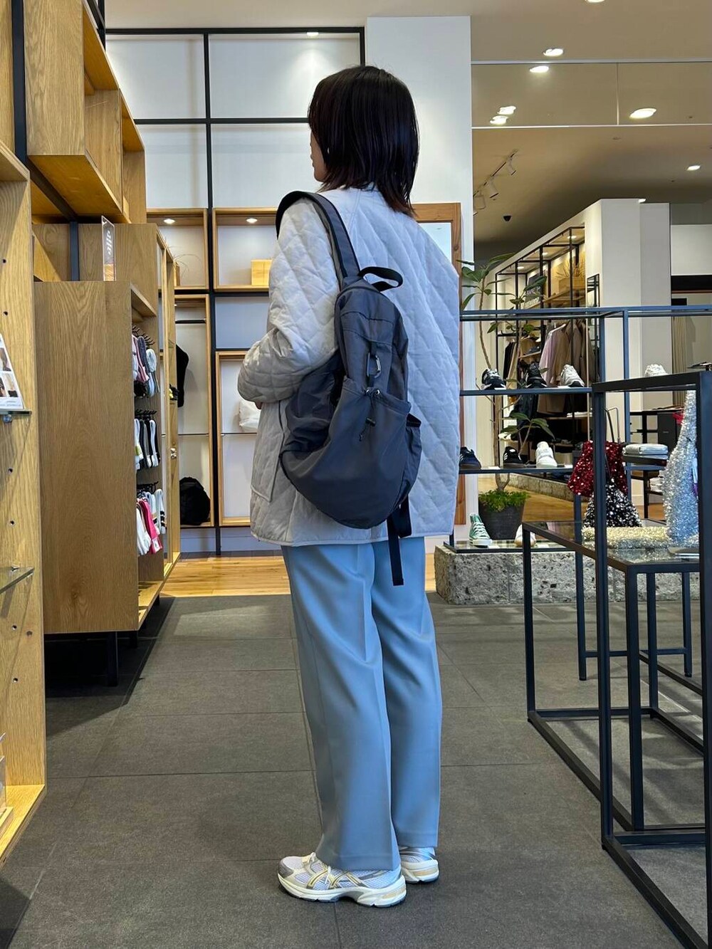 ブルー系のその他パンツ、グレー系のダウンジャケット/コート、ブラック系のニット/セーターを着用したレディースの冬コーディネートの4枚目の写真