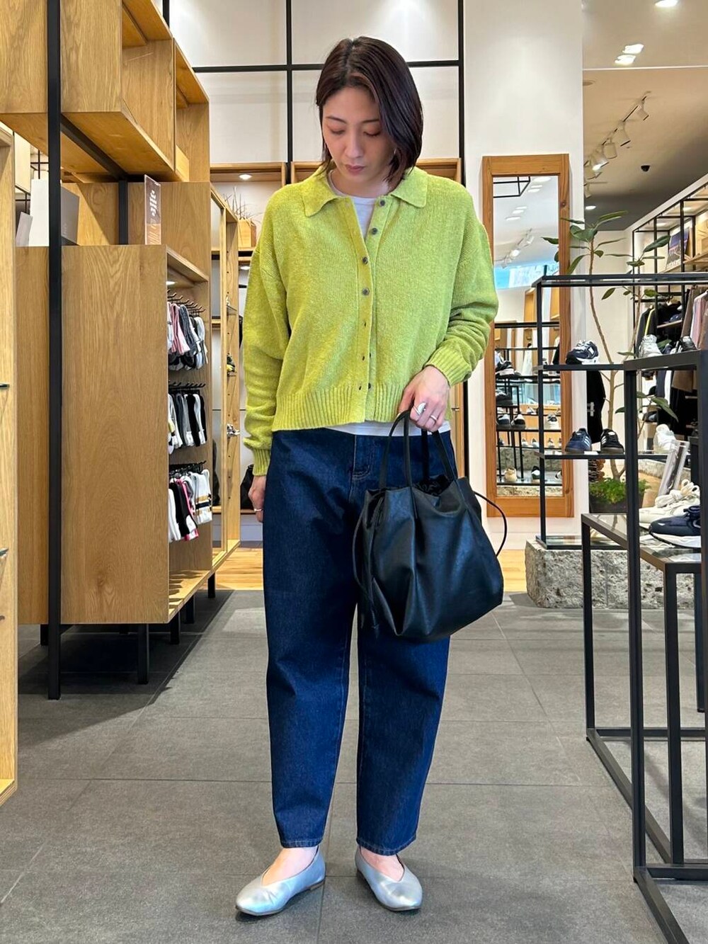 ブルー系のデニムパンツ、グレー系のTシャツ/カットソー、シルバー系のパンプスを着用したレディースの春コーディネートの2枚目の写真