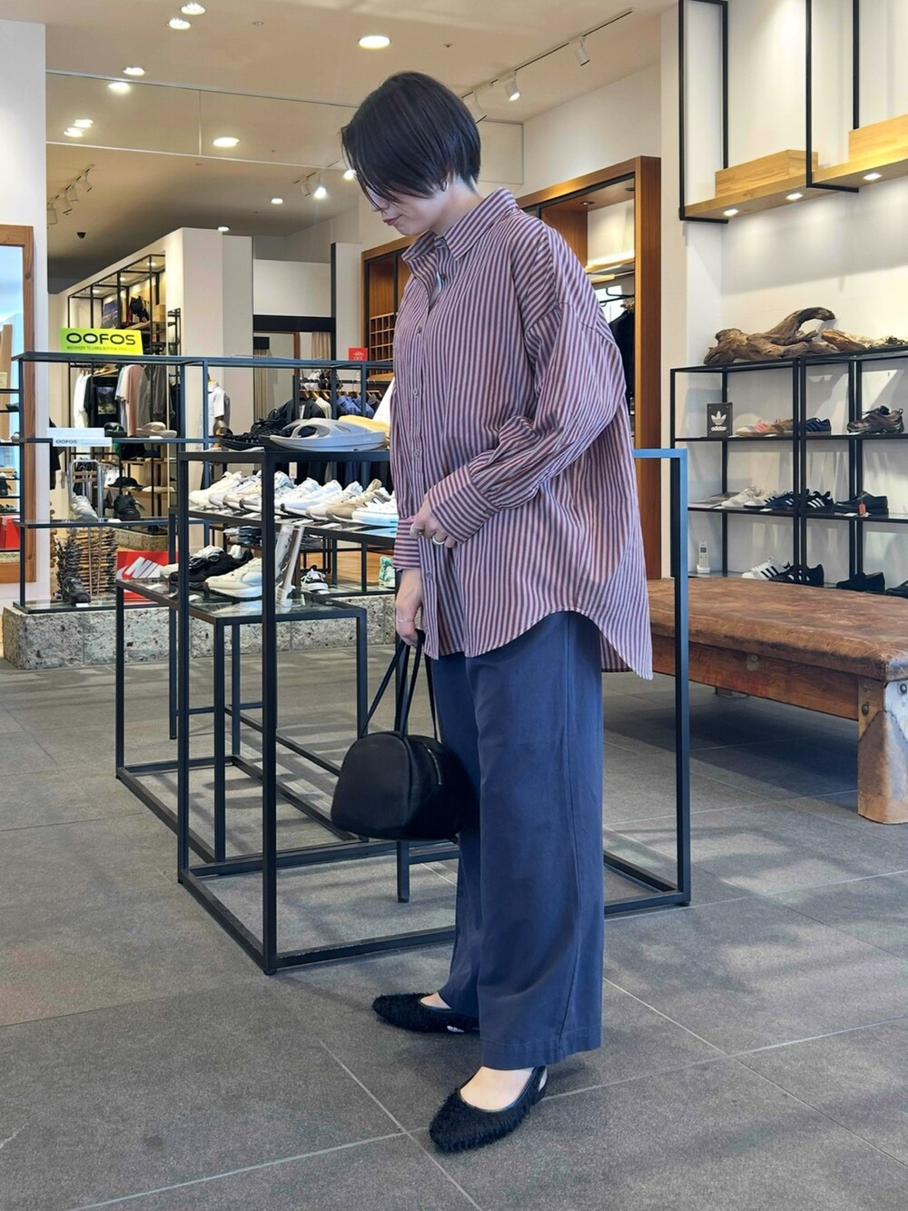 ブラック系のボストンバッグ、ブルー系のその他パンツ、レッド系のシャツ/ブラウスを着用したレディースの秋コーディネートの5枚目の写真