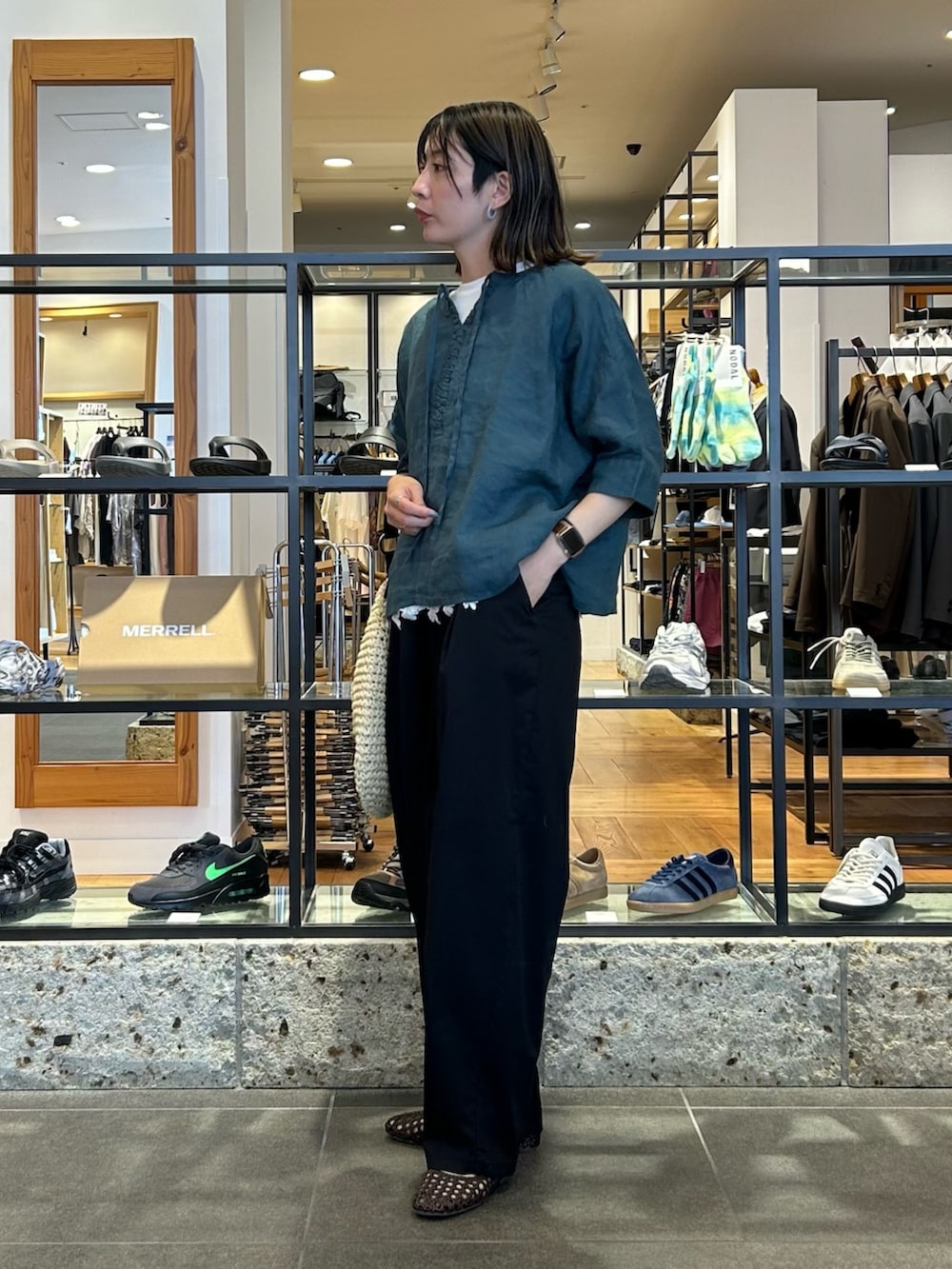 グリーン系のシャツ/ブラウス、ブラック系のその他パンツ、ベージュ系のトートバッグを着用したレディースの夏コーディネートの2枚目の写真