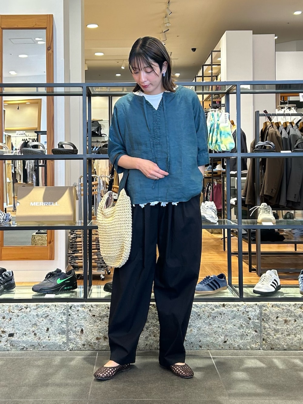 グリーン系のシャツ/ブラウス、ブラック系のその他パンツ、ベージュ系のトートバッグを着用したレディースの夏コーディネートの3枚目の写真
