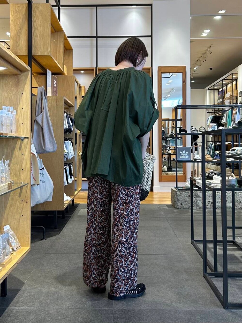 ベージュ系のトートバッグ、グリーン系のシャツ/ブラウス、ブルー系のその他パンツを着用したレディースの夏コーディネートの6枚目の写真