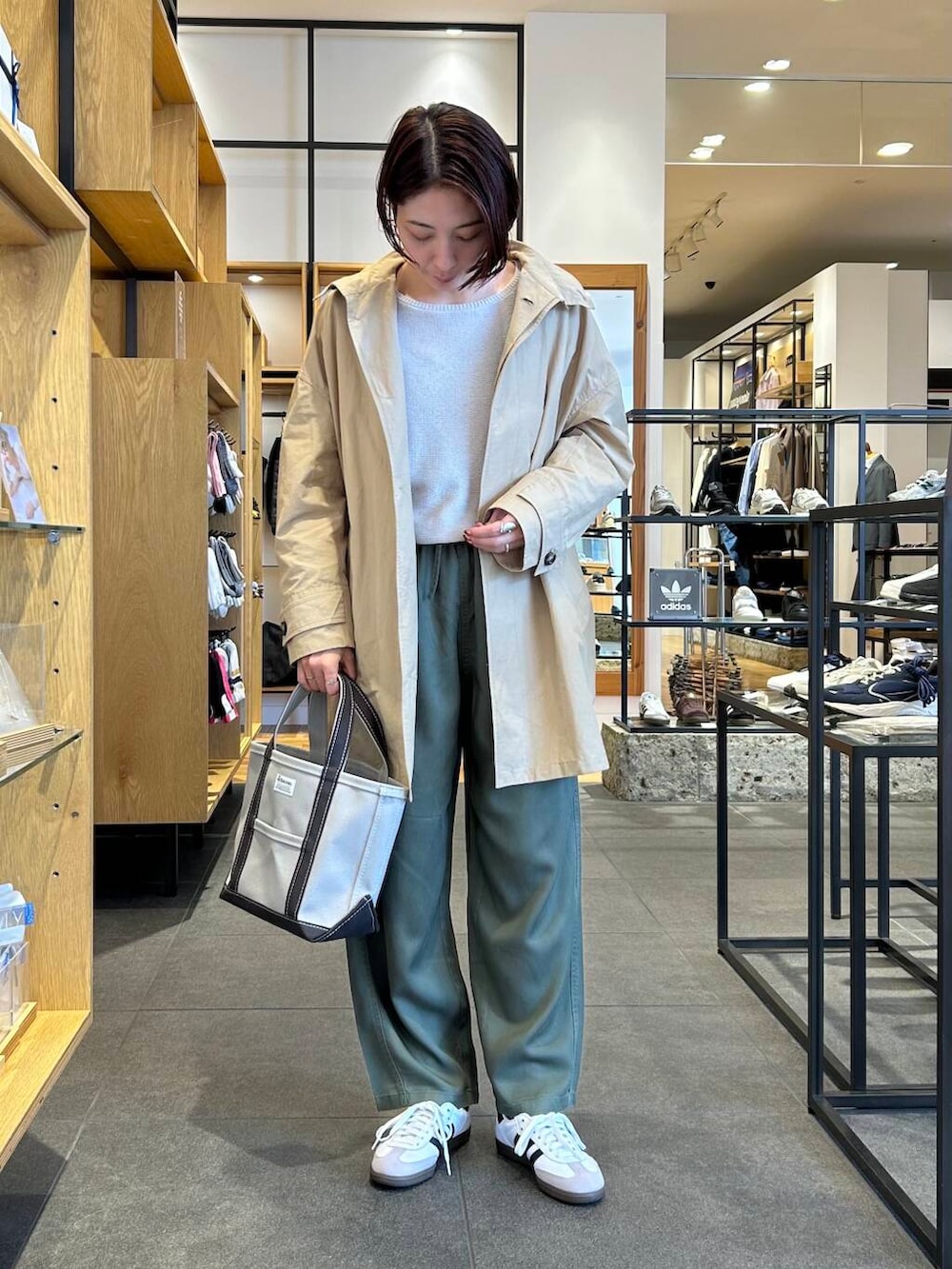 ベージュ系のその他アウター、ホワイト系のスニーカー、グリーン系のその他パンツを着用したレディースの春コーディネートの2枚目の写真