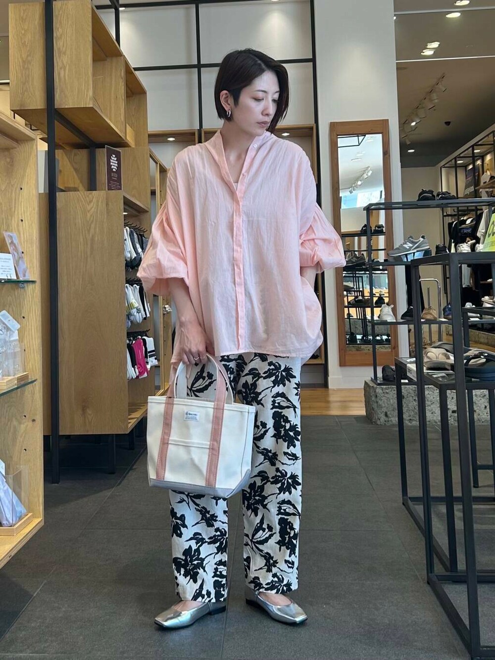 シルバー系のバレエシューズ、ベージュ系のタンクトップ、ベージュ系のその他パンツを着用したレディースの春コーディネートの2枚目の写真