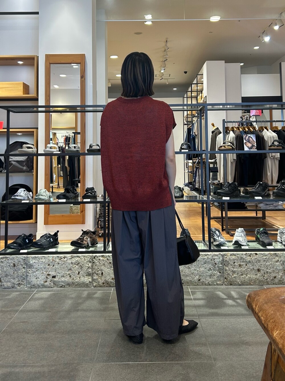レッド系のその他トップス、グレー系のその他パンツ、ブラック系のハンドバッグを着用したレディースの夏コーディネートの4枚目の写真