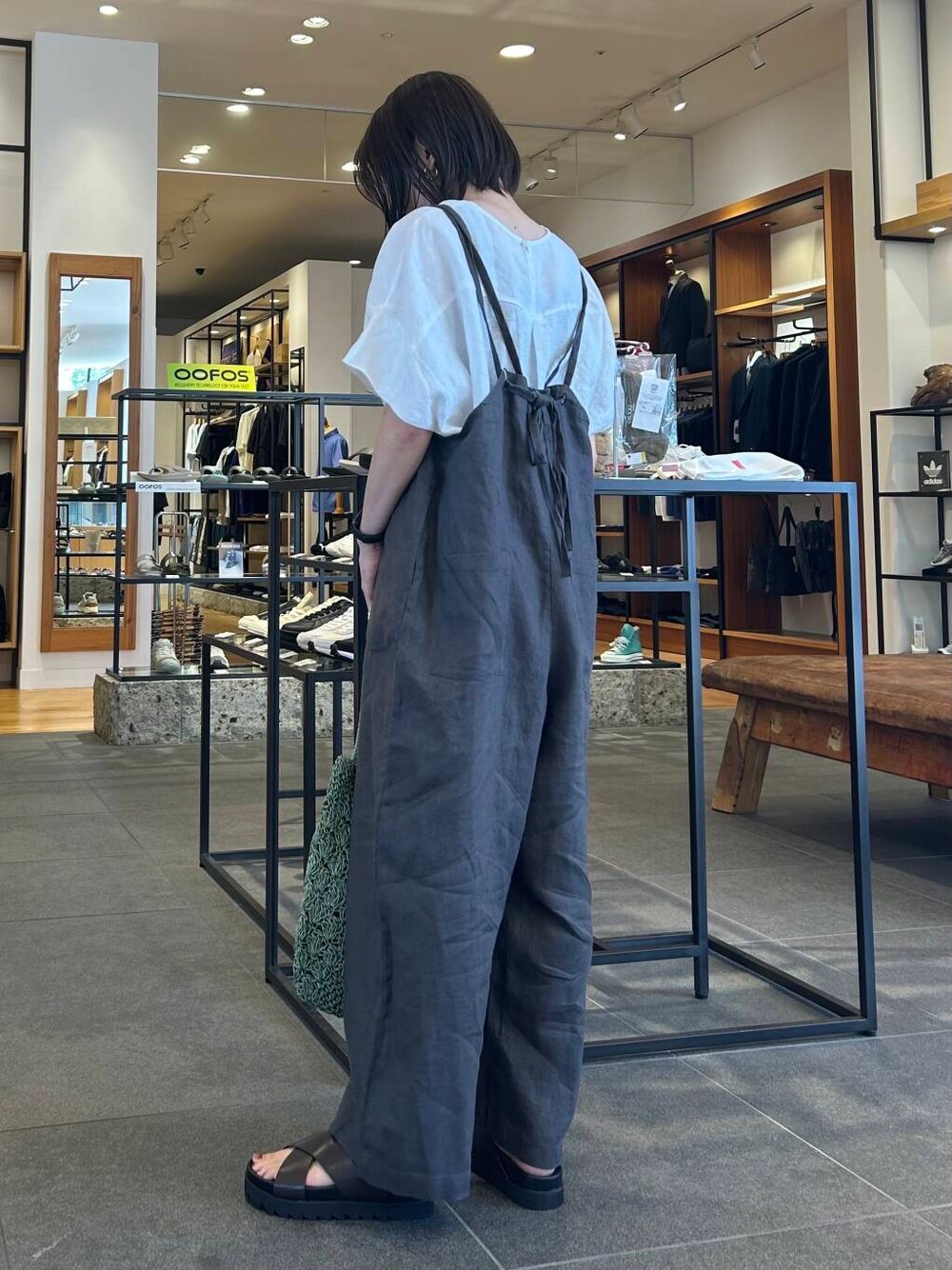 グリーン系のトートバッグ、グレー系のサロペット/オーバーオール、ブラウン系のサンダルを着用したレディースの夏コーディネートの5枚目の写真