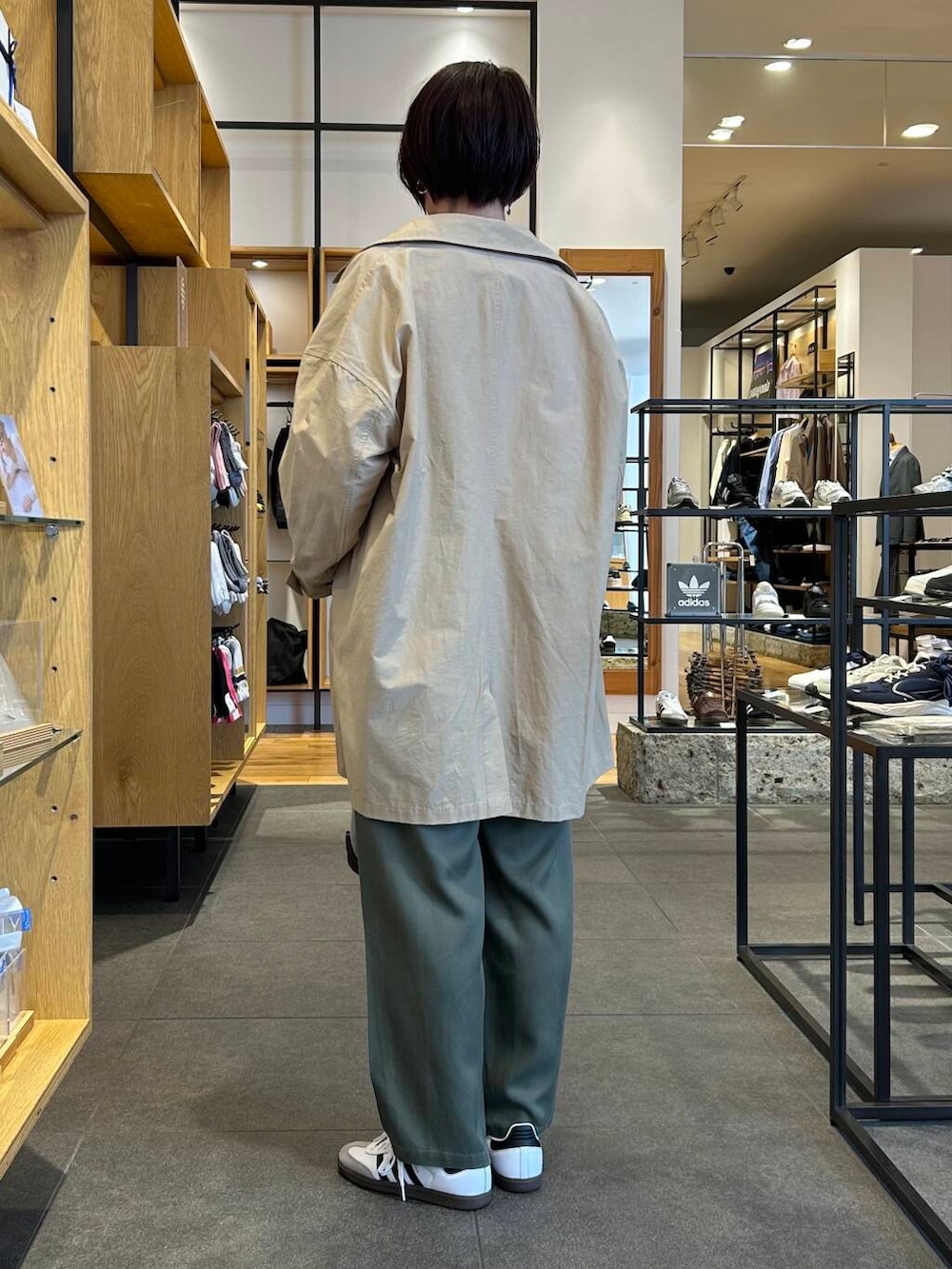 ベージュ系のその他アウター、ホワイト系のスニーカー、グリーン系のその他パンツを着用したレディースの春コーディネートの4枚目の写真