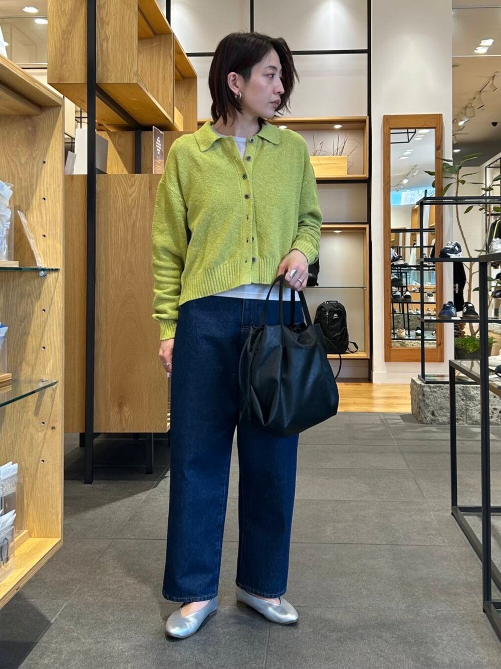 ブルー系のデニムパンツ、グレー系のTシャツ/カットソー、シルバー系のパンプスを着用したレディースの春コーディネートの4枚目の写真