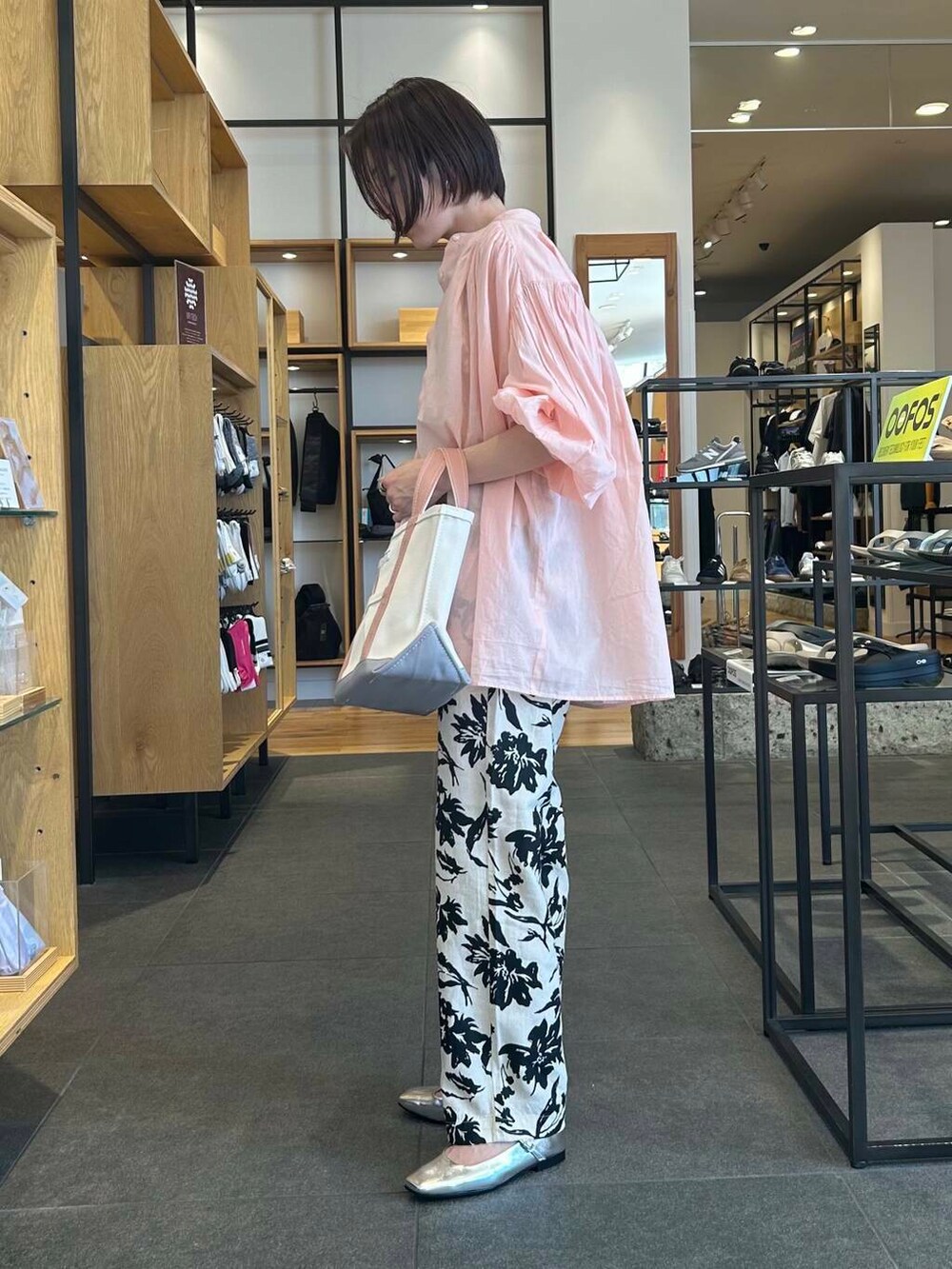 シルバー系のバレエシューズ、ベージュ系のタンクトップ、ベージュ系のその他パンツを着用したレディースの春コーディネートの4枚目の写真