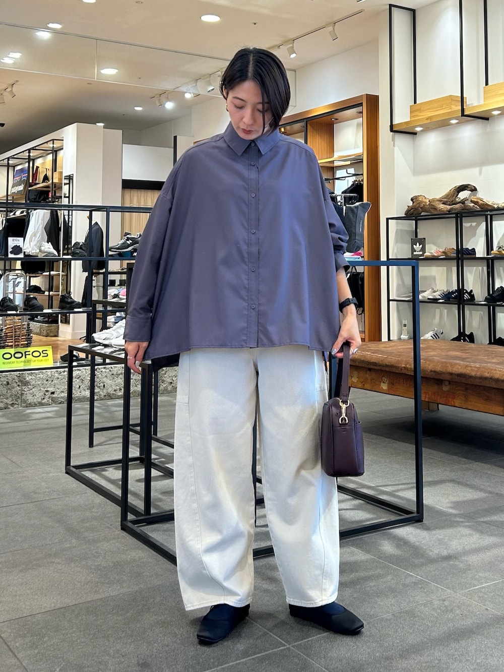 ホワイト系のその他パンツ、レッド系のショルダーバッグ、レッド系のTシャツ/カットソーを着用したレディースの秋コーディネートの5枚目の写真