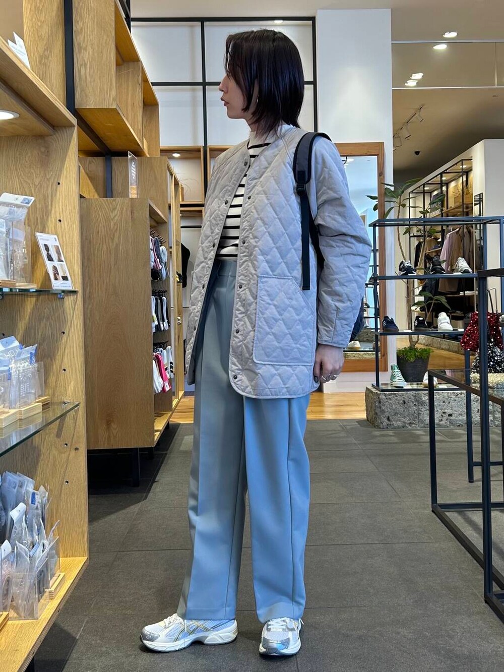 ブルー系のその他パンツ、グレー系のダウンジャケット/コート、ブラック系のニット/セーターを着用したレディースの冬コーディネートの3枚目の写真