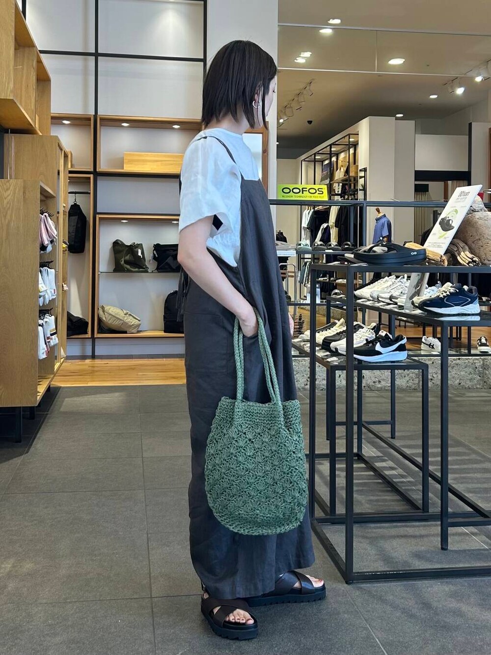 グリーン系のトートバッグ、グレー系のサロペット/オーバーオール、ブラウン系のサンダルを着用したレディースの夏コーディネートの4枚目の写真