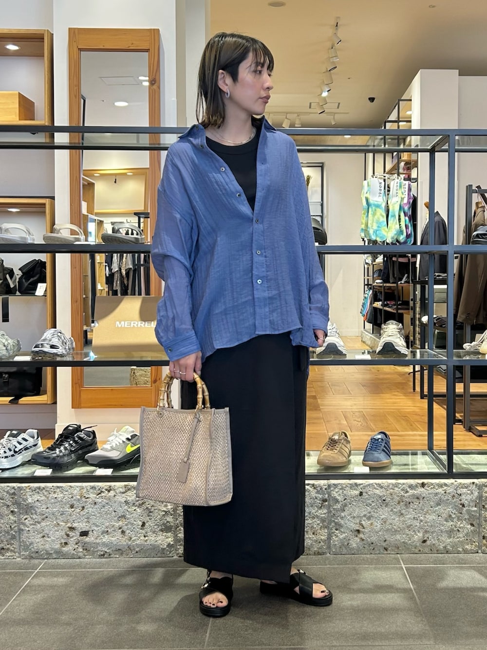 ブルー系のシャツ/ブラウス、ブラック系のタンクトップ、ブラック系のスカートを着用したレディースの春コーディネートの3枚目の写真