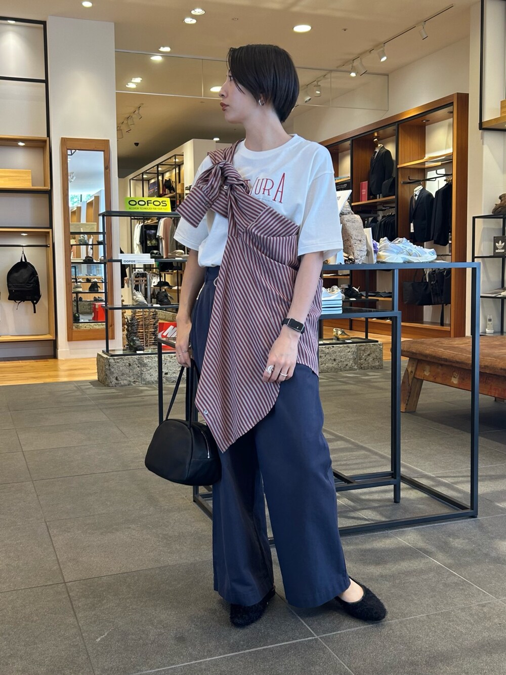 ブラック系のボストンバッグ、ブルー系のその他パンツ、レッド系のシャツ/ブラウスを着用したレディースの秋コーディネートの2枚目の写真