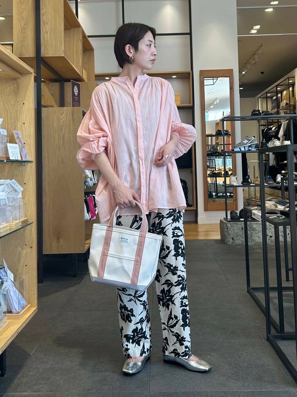 シルバー系のバレエシューズ、ベージュ系のタンクトップ、ベージュ系のその他パンツを着用したレディースの春コーディネートの3枚目の写真