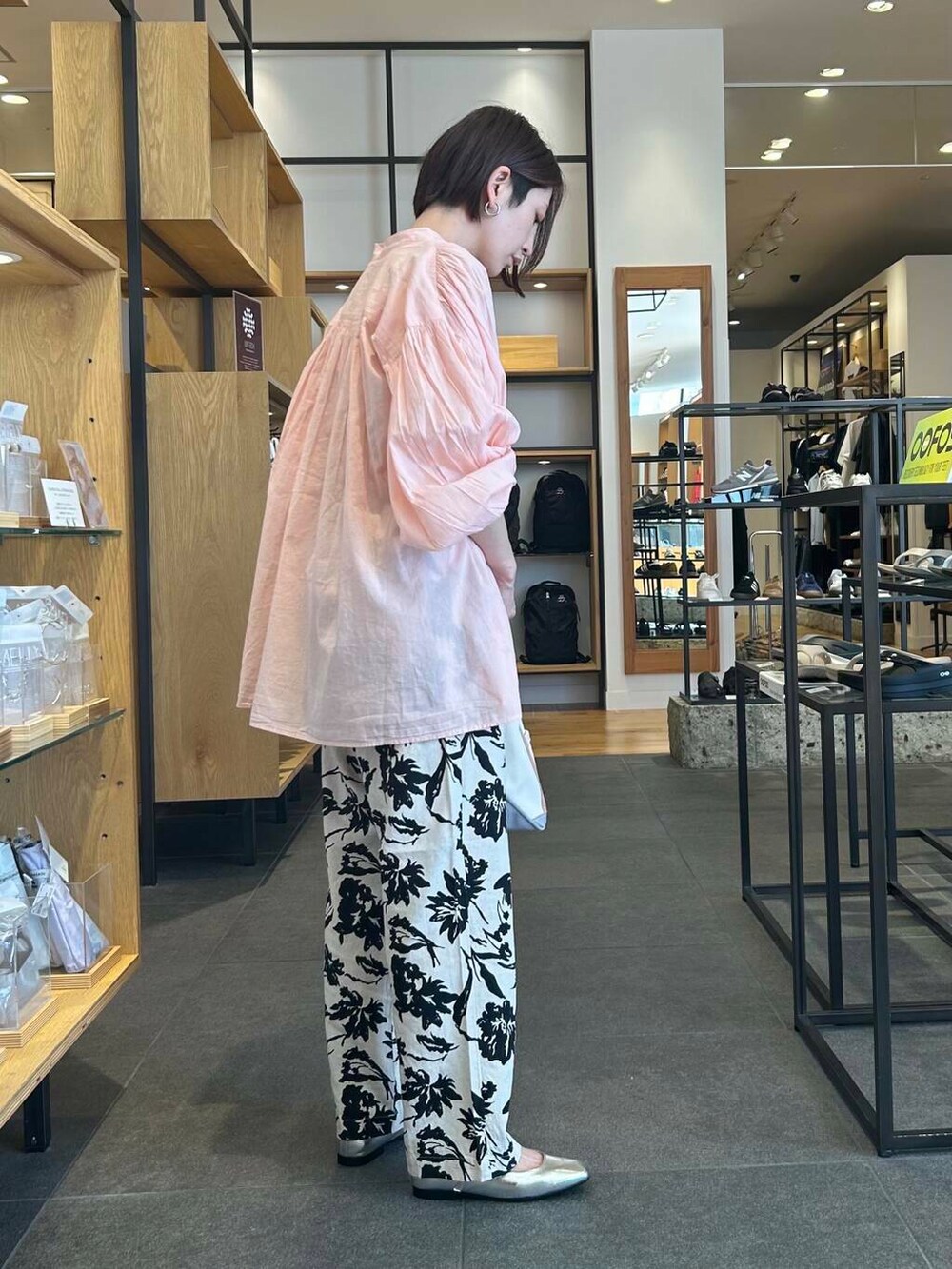 シルバー系のバレエシューズ、ベージュ系のタンクトップ、ベージュ系のその他パンツを着用したレディースの春コーディネートの5枚目の写真