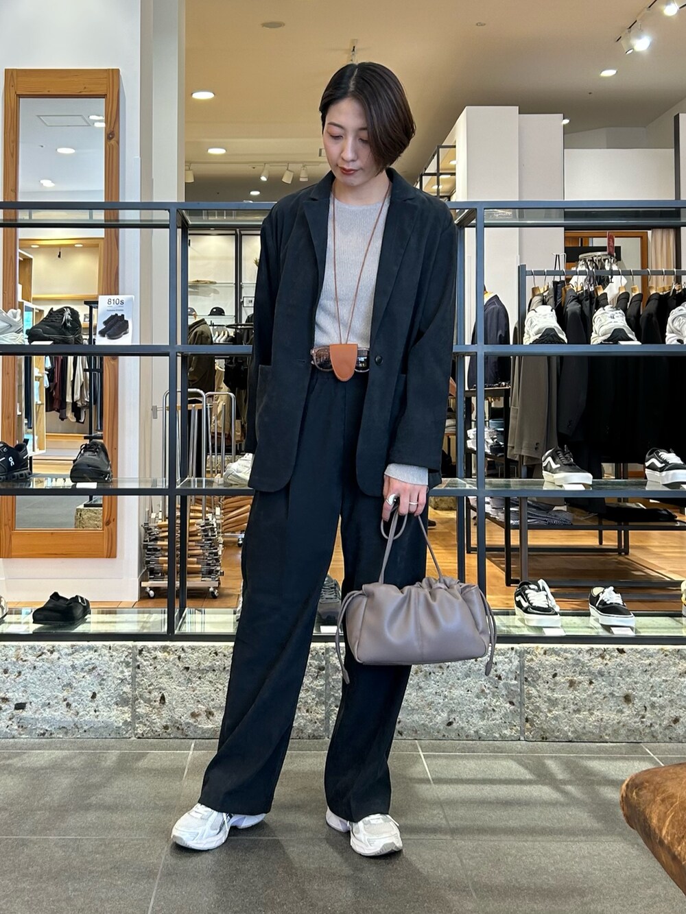 ブラック系のその他パンツ、ブラック系のその他アウター、ベージュ系のニット/セーターを着用したレディースの秋コーディネートの4枚目の写真